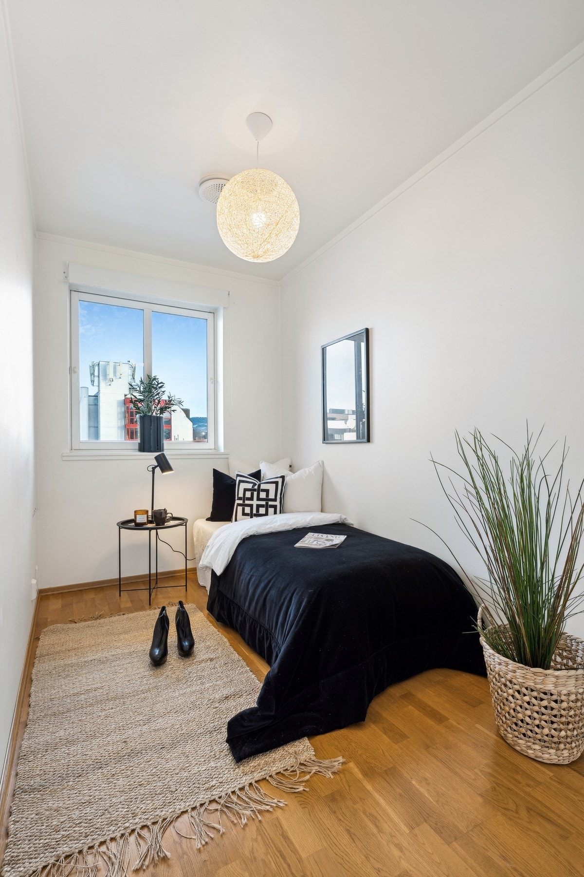 Soverom 2 er noe mindre, og egner seg godt som gjesterom, kontor, barnerom, eller til det du måtte ønske. Galleribilde