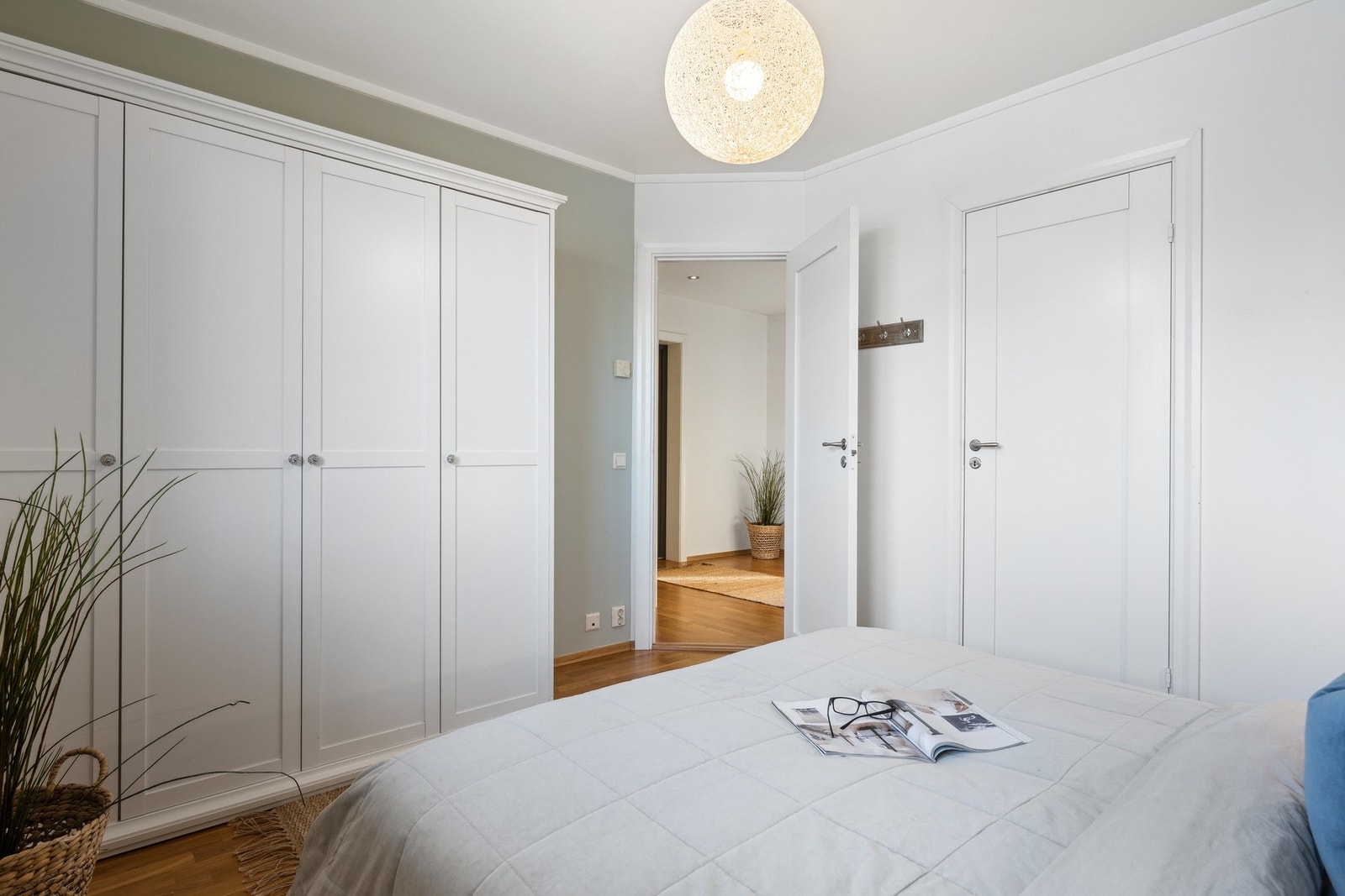 Garderobeskap på en vegg. Galleribilde