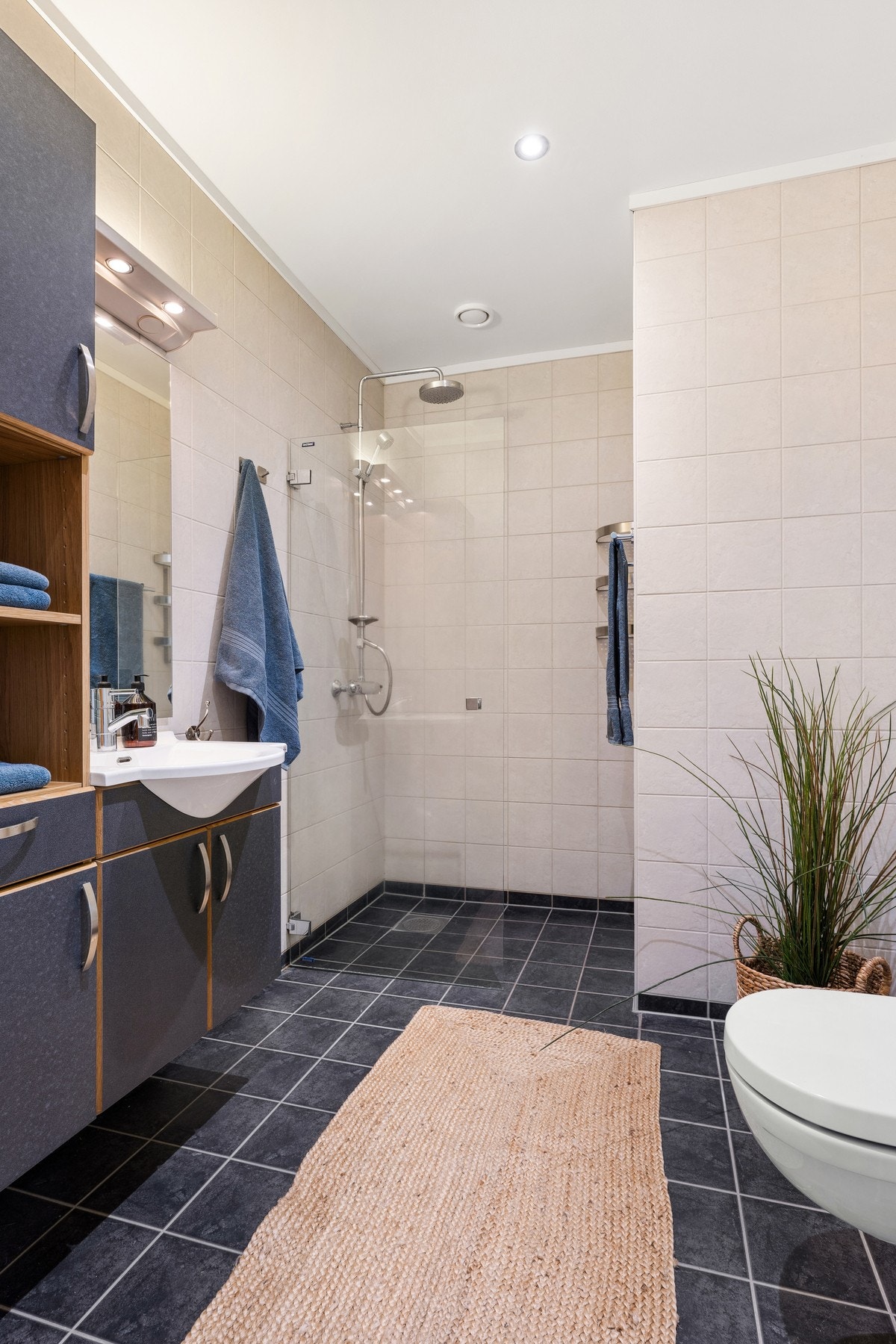 Pent, stilrent flislagt bad. Galleribilde