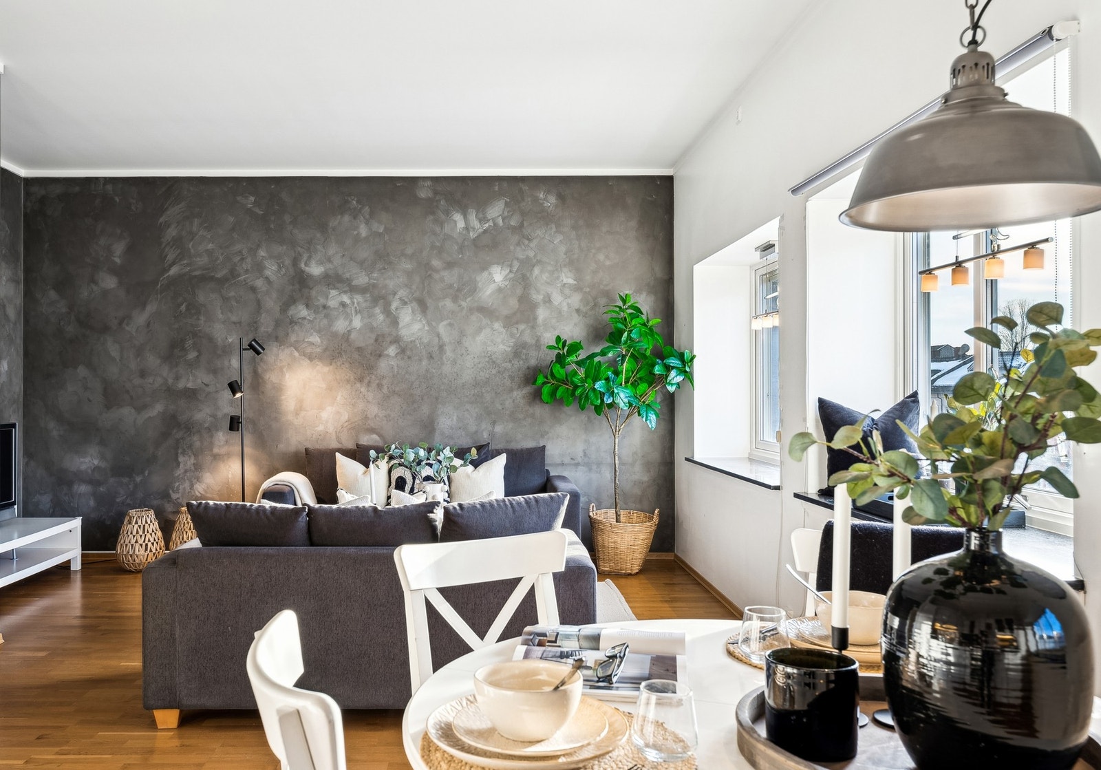 Den moderne stuen er malt i moderne fargevalg. Galleribilde