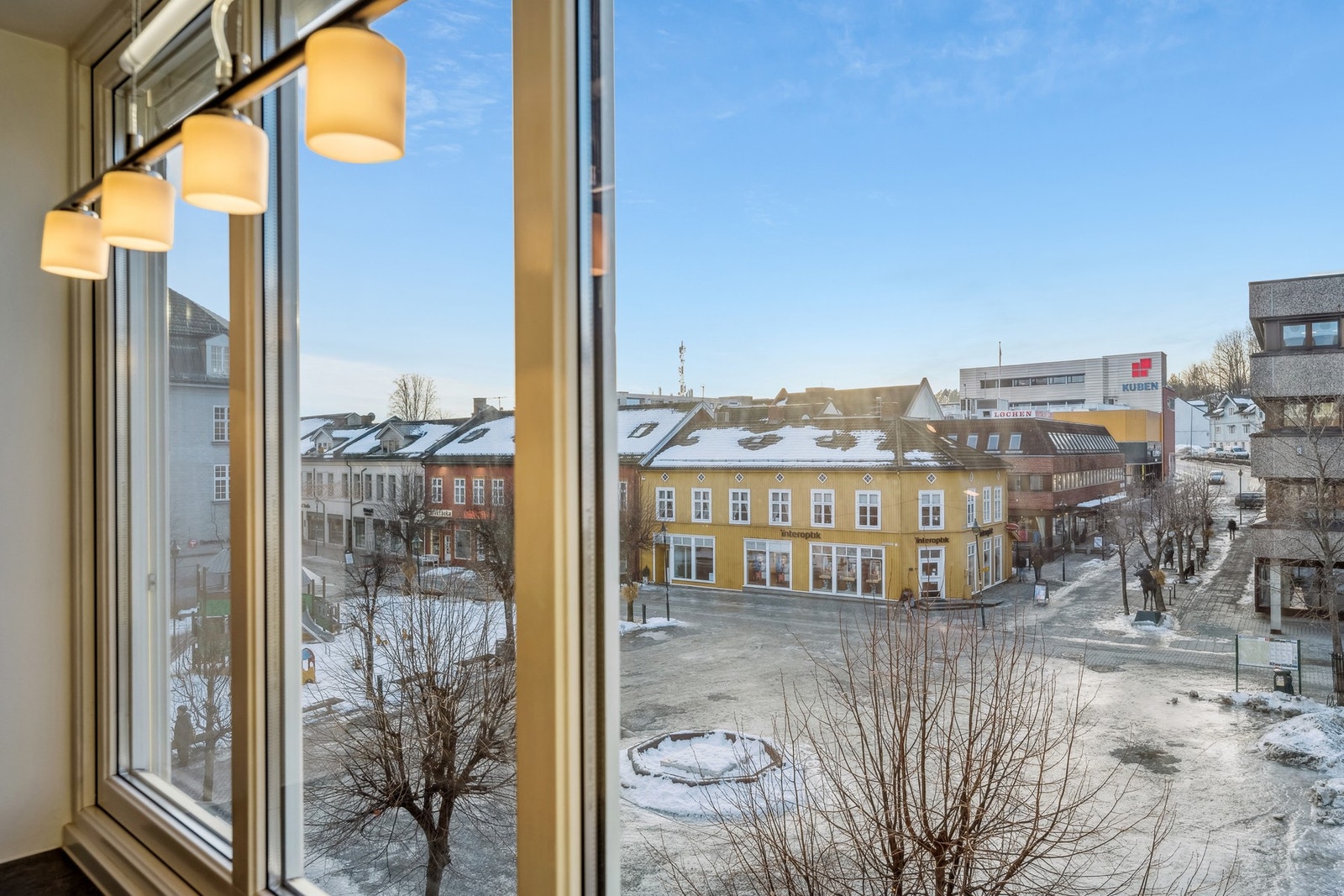 Fantastisk utsikt over torvet i Hønefoss! Her har du umiddelbar nærhet til byens pulserende liv, med kaféer, butikker og servicetilbud rett utenfor døren. Galleribilde