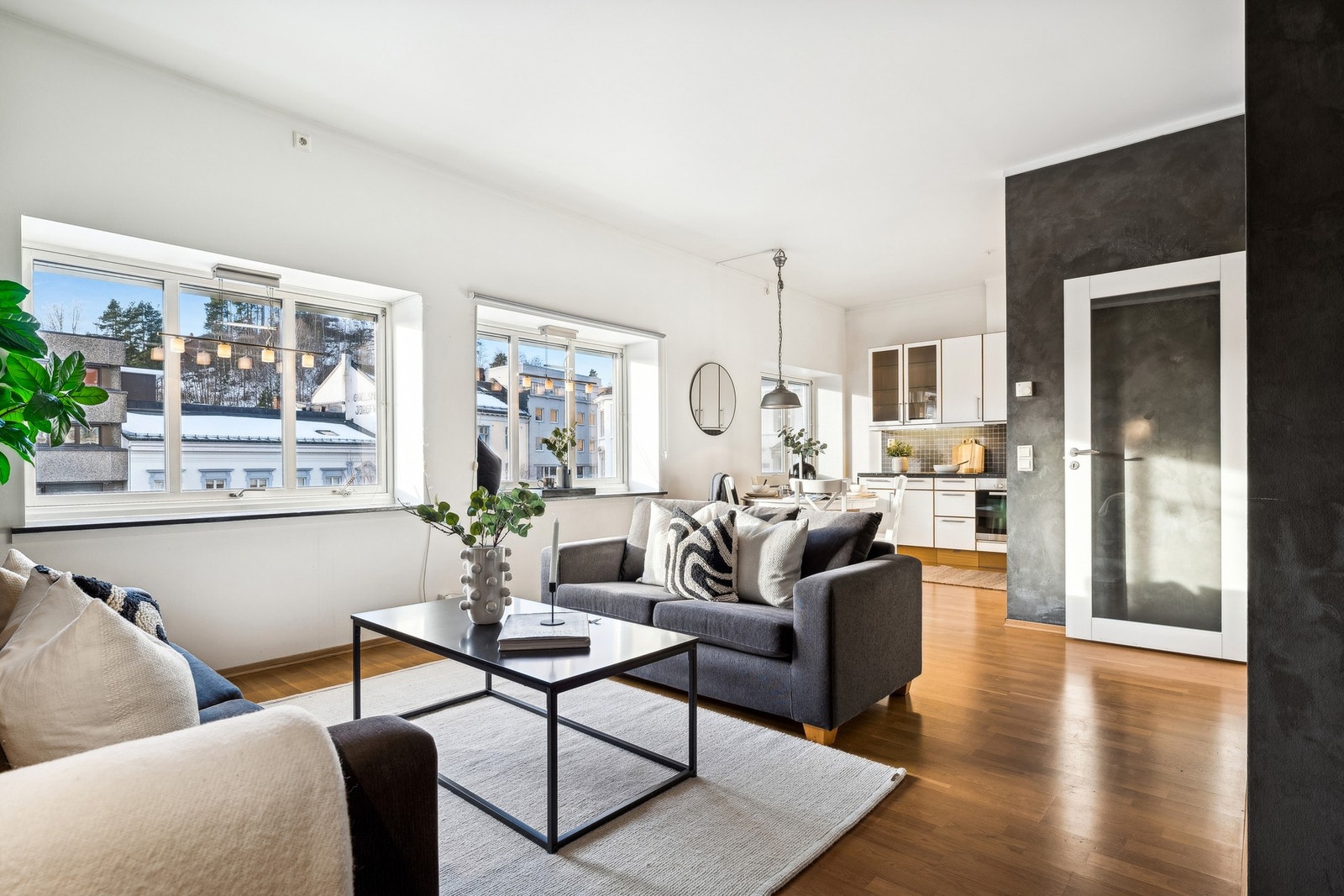 Velkommen inn i den lyse og moderne 3-roms leiligheten. Galleribilde