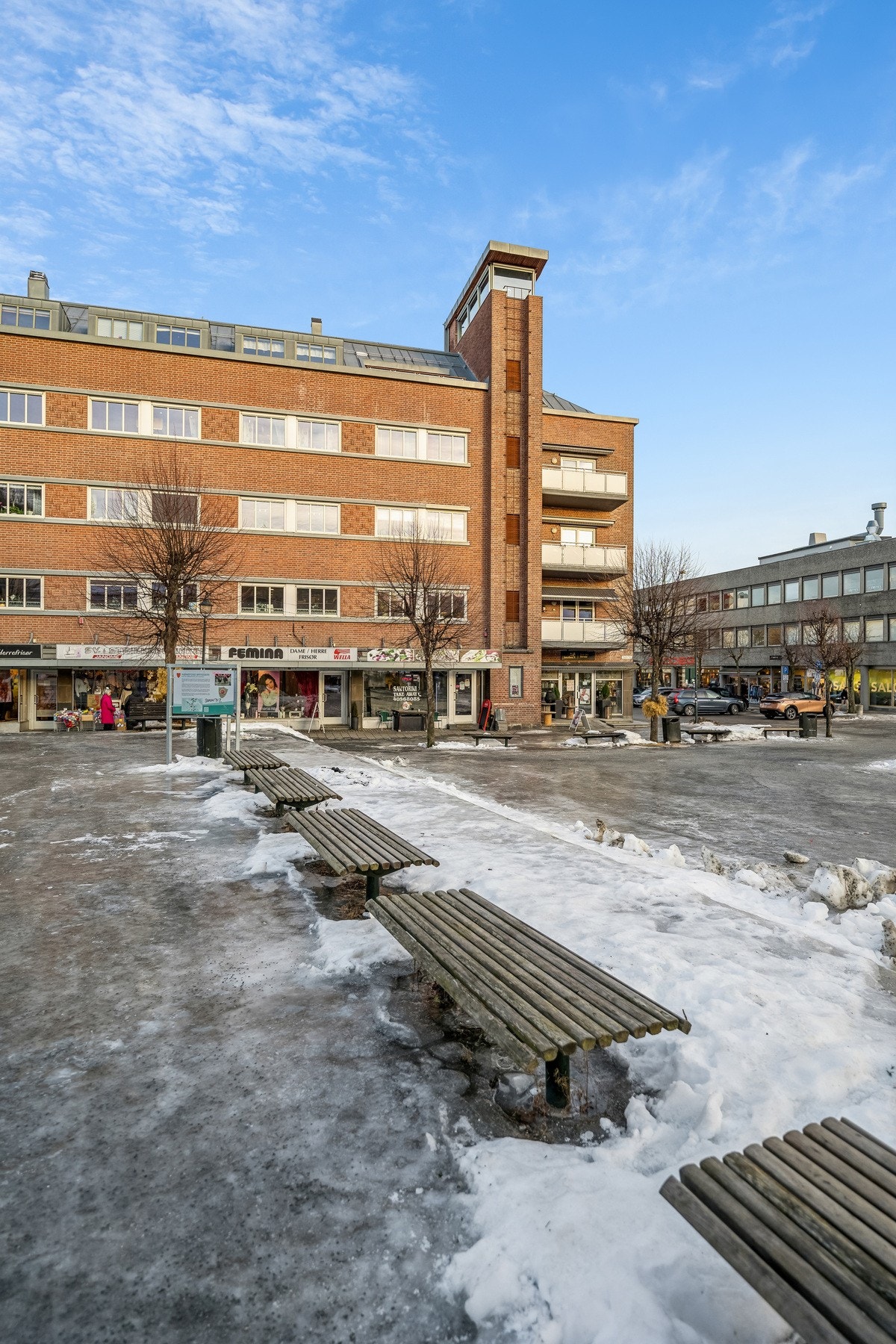 Velkommen til en lys og innbydende 3-roms leilighet i hjertet av Hønefoss sentrum! Her bor du med umiddelbar gangavstand til byens fasiliteter - ta på deg skoene, gå ut døra og stå rett på torvet, midt i byens pulserende liv. Galleribilde