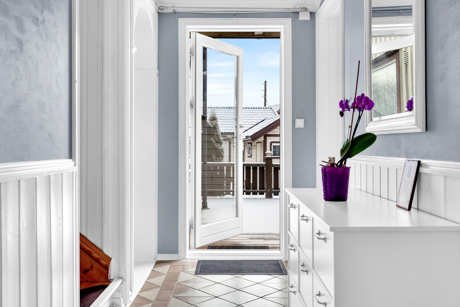 Boligen har også en stor terrasse med utgang fra gangen. Galleribilde
