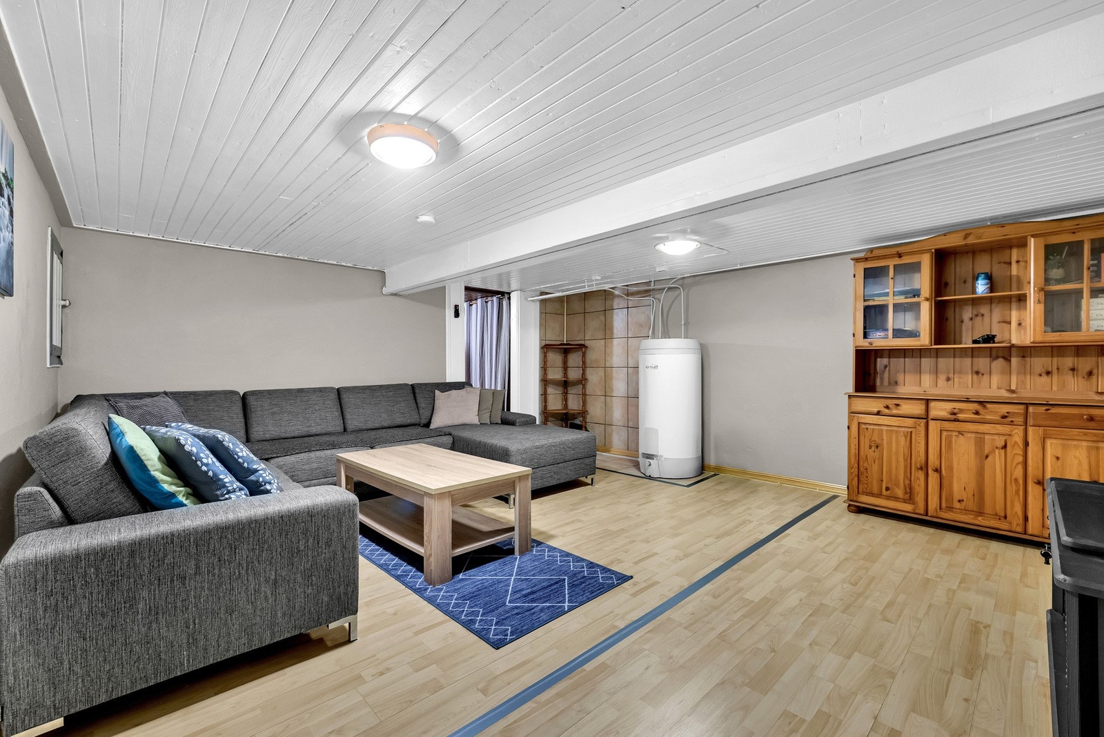 I kjelleren er det også plass til en romslig kjellerstue. Kjellerstuen er ikke godkjent for varig opphold. Galleribilde