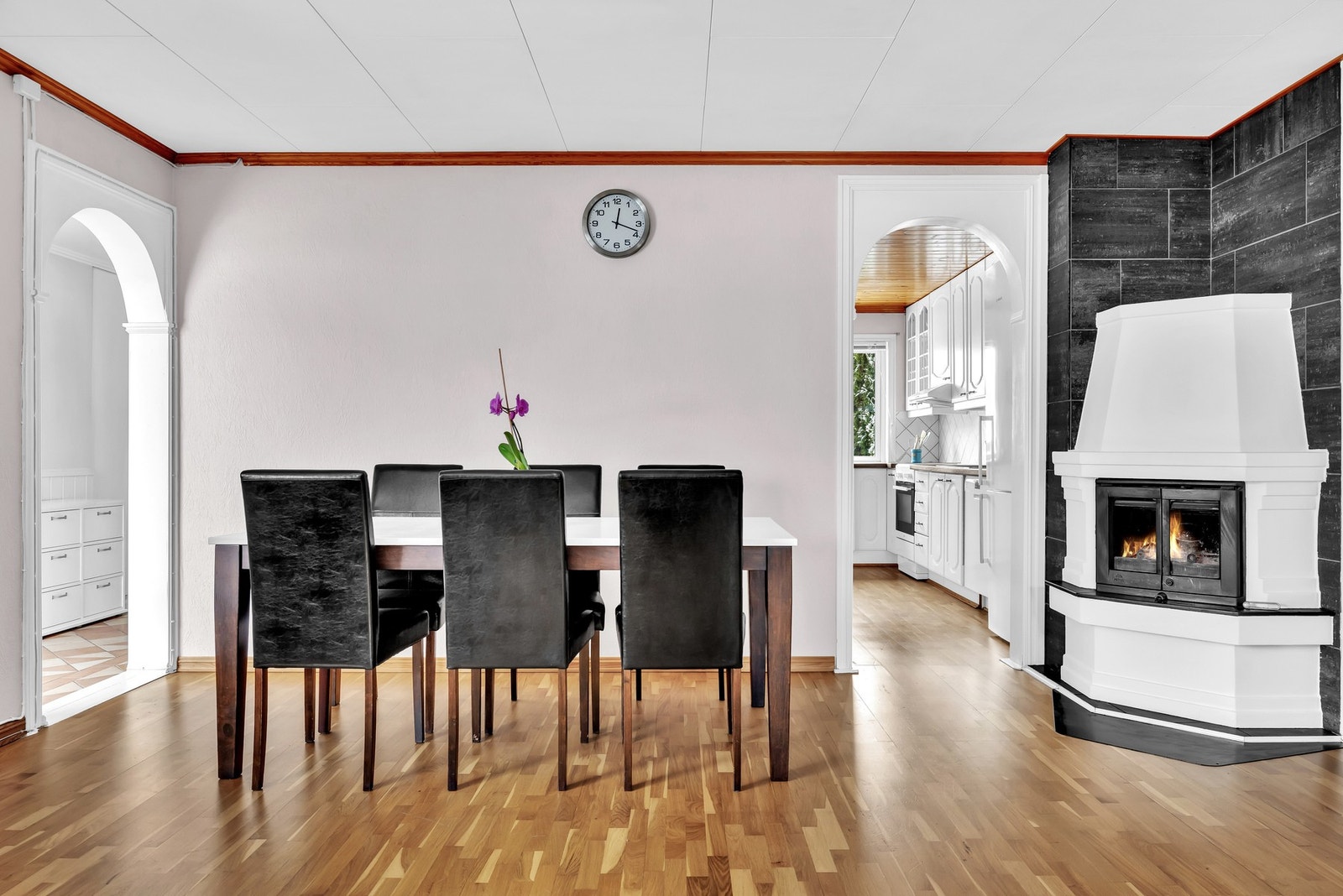 I stuen er det god plass til spisebord med tilhørende stoler. Galleribilde