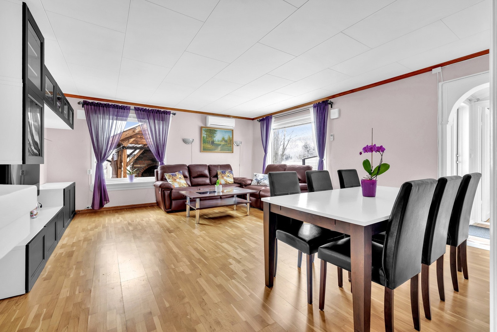 Stuen fremstår som stor og åpen, med gode innrednings muligheter. Galleribilde
