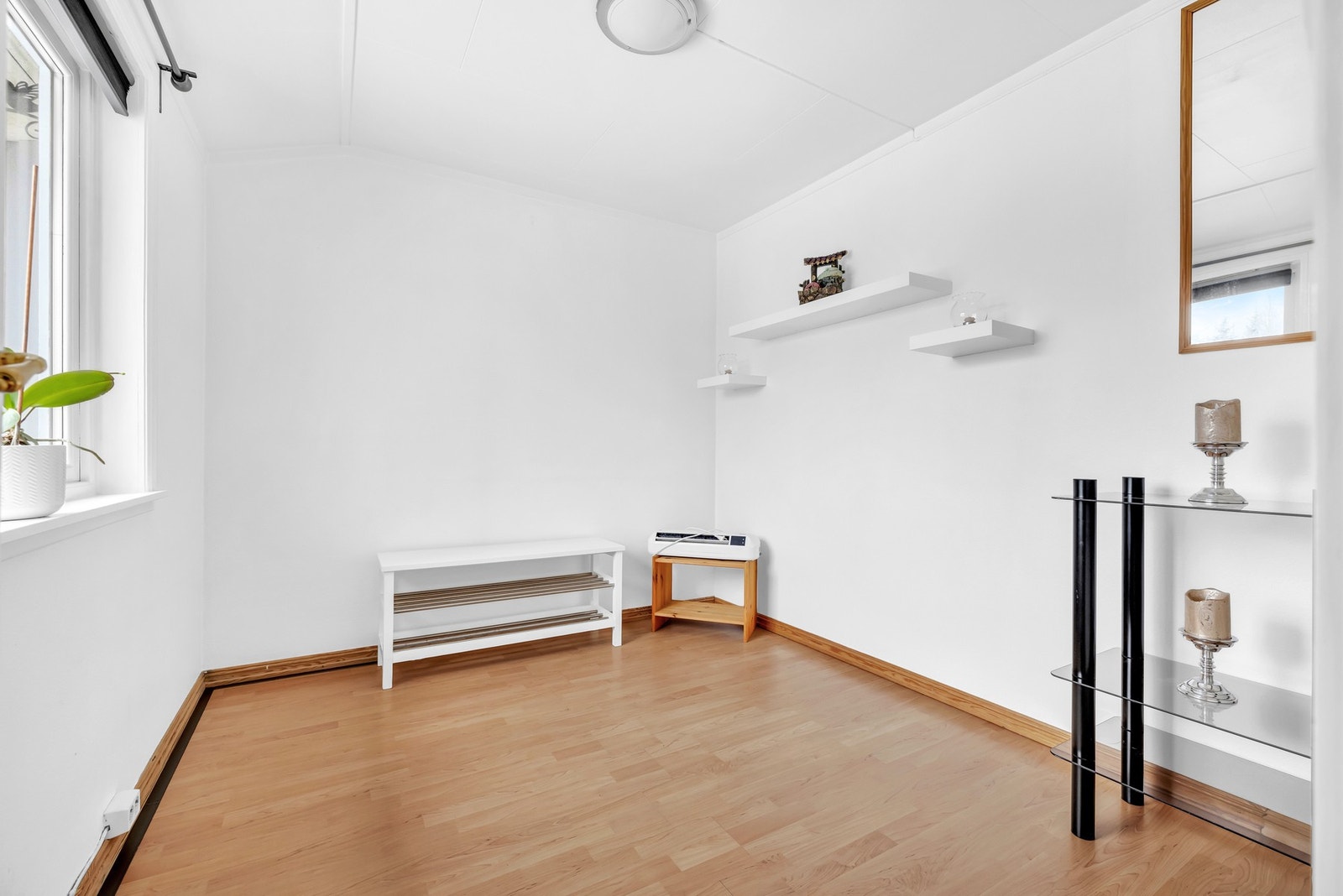 Soverommet er malt i lyse farger, og har god plass til seng og tilhørende møblement. Rommet kan også brukes som kontor eller gjesterom. Galleribilde