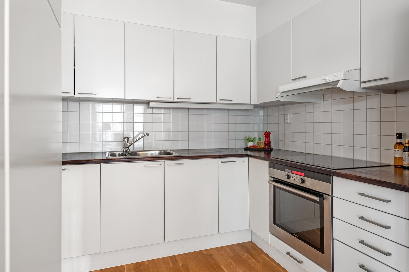 Det er integrert oppvaskmaskin, platetopp og stekeovn Galleribilde