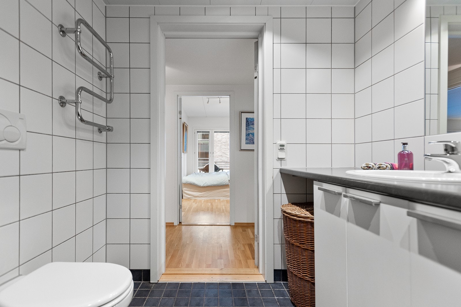 Det er utstyrt med rørfordelingsskap, stoppekran, vannmåler, veggmontert wc og mekanisk avtrekk Galleribilde