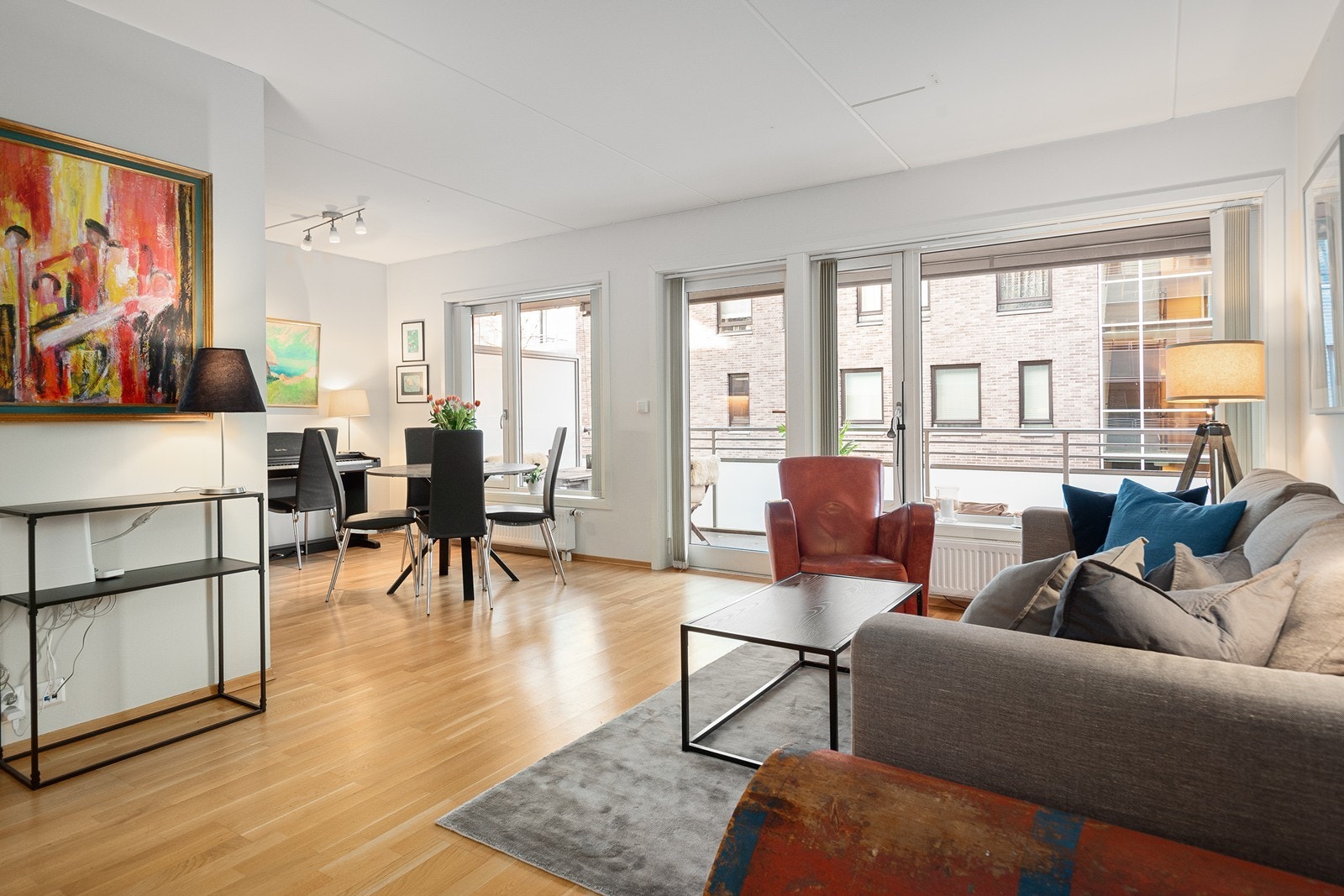 Leiligheten er lys og luftig med store vindusflater med 2-lags isolerglass Galleribilde