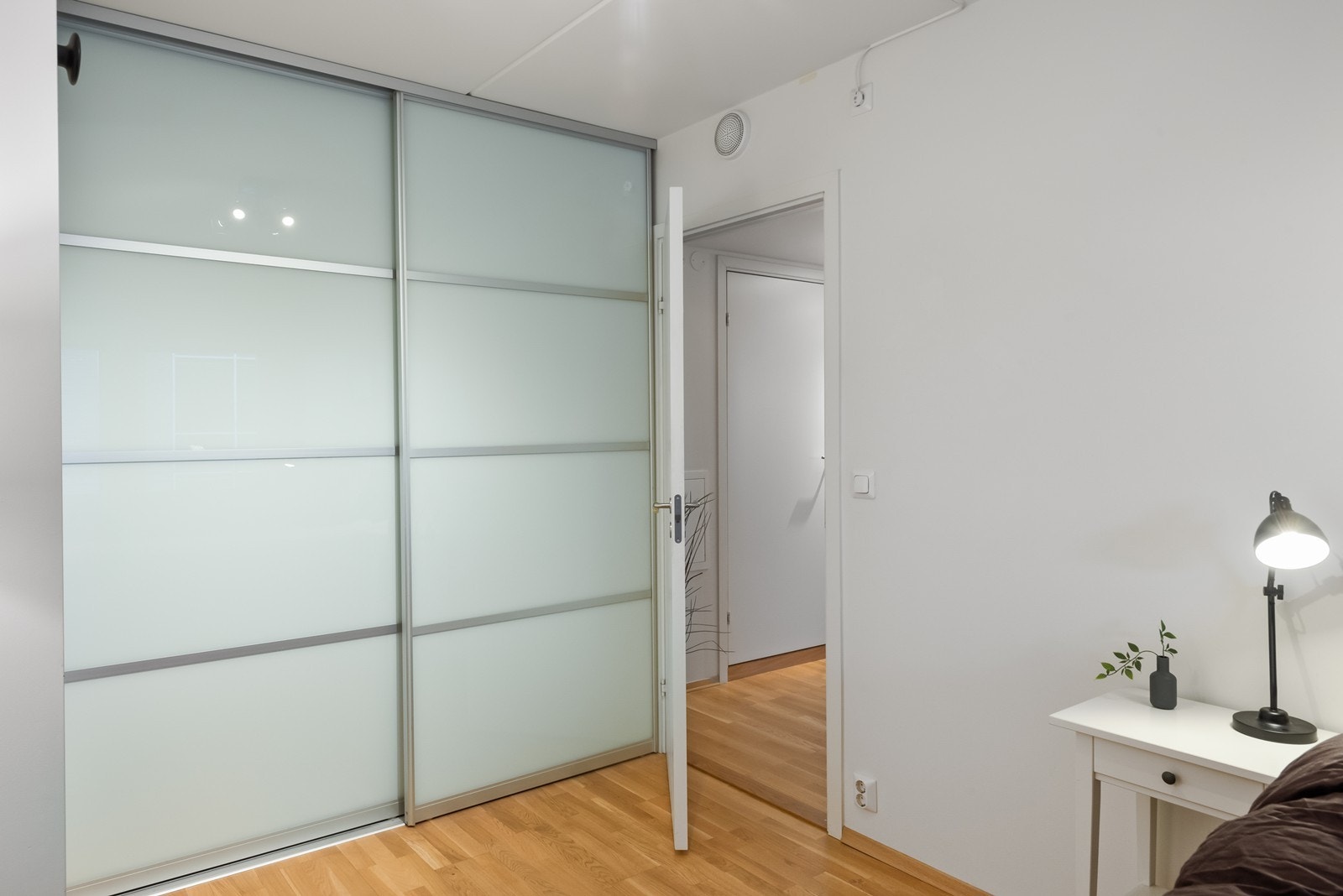 Hovedsoverommet er innredet med stor skyvedørsgarderobe for oppbevaring Galleribilde