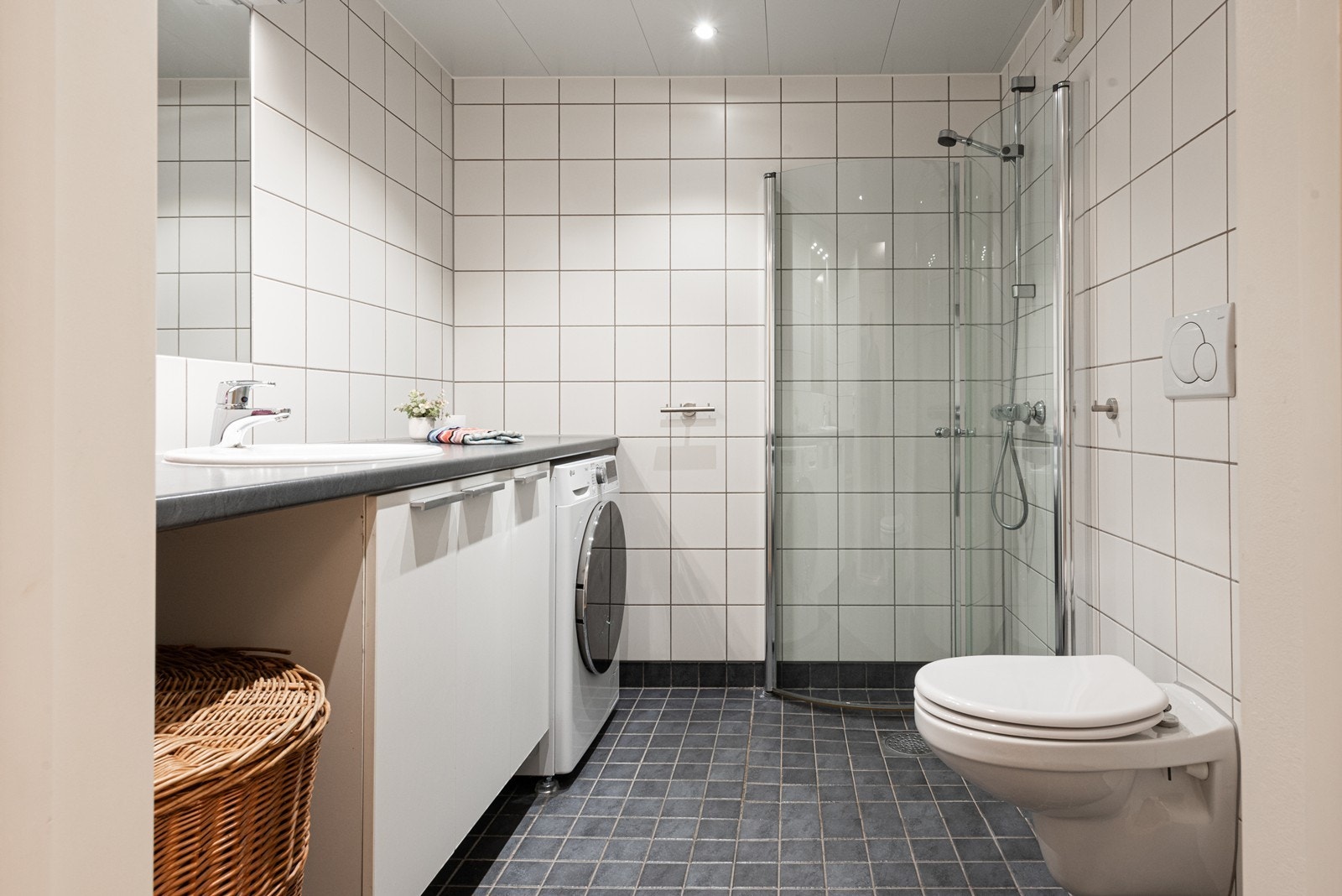 Pent flislagt bad med gulvvarme, downlights og dusjhjørne med innfellbare dusjdører Galleribilde