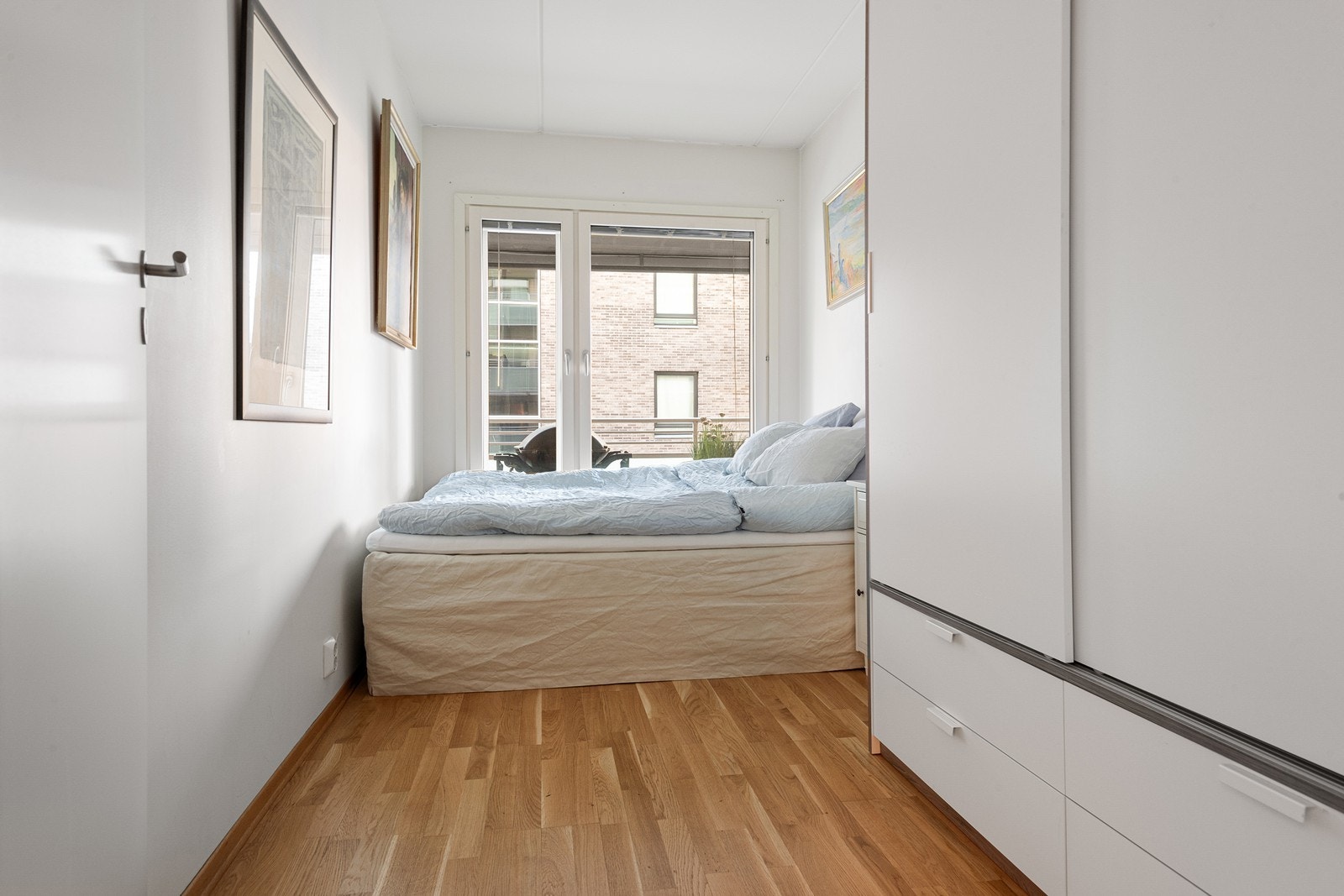 Soverom 2 er innredet med dobbeltseng og garderobeskap Galleribilde