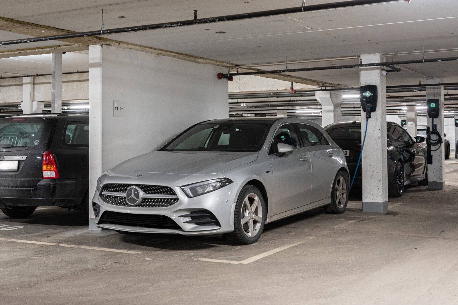 Leiligheten har egen biloppstillingsplass på ca. 11 m² med elbil lader Galleribilde