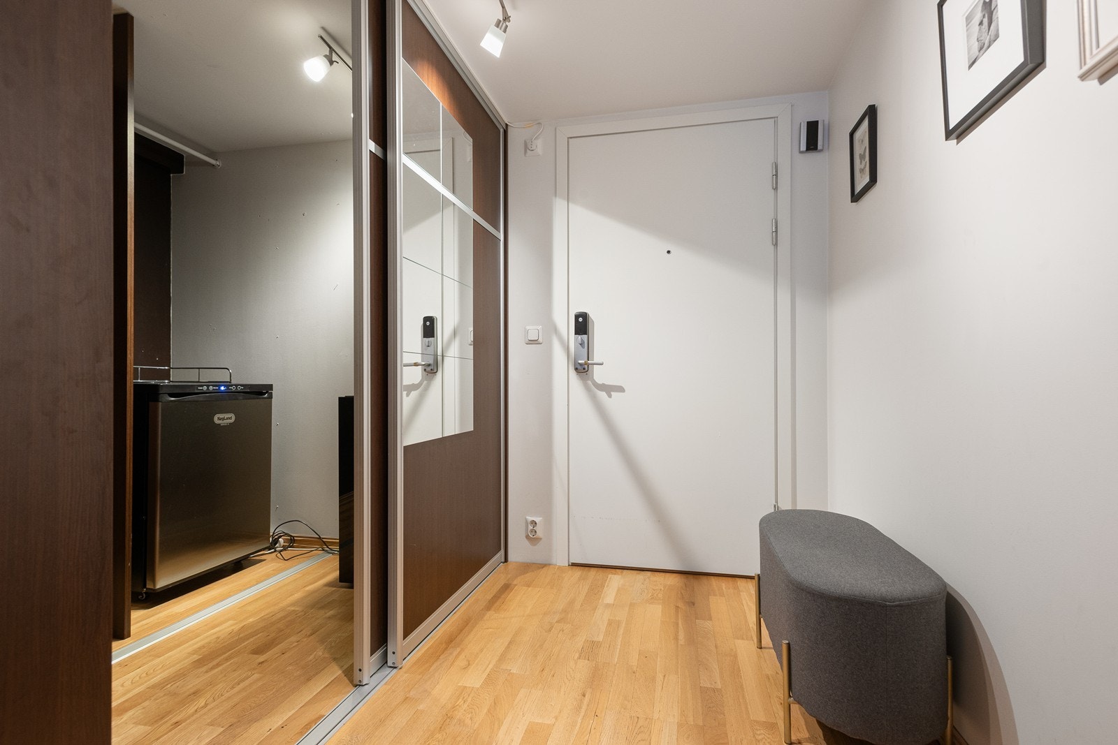 Romslig entré med skyvedørsgarderobe som gir masse oppbevaringsplass Galleribilde