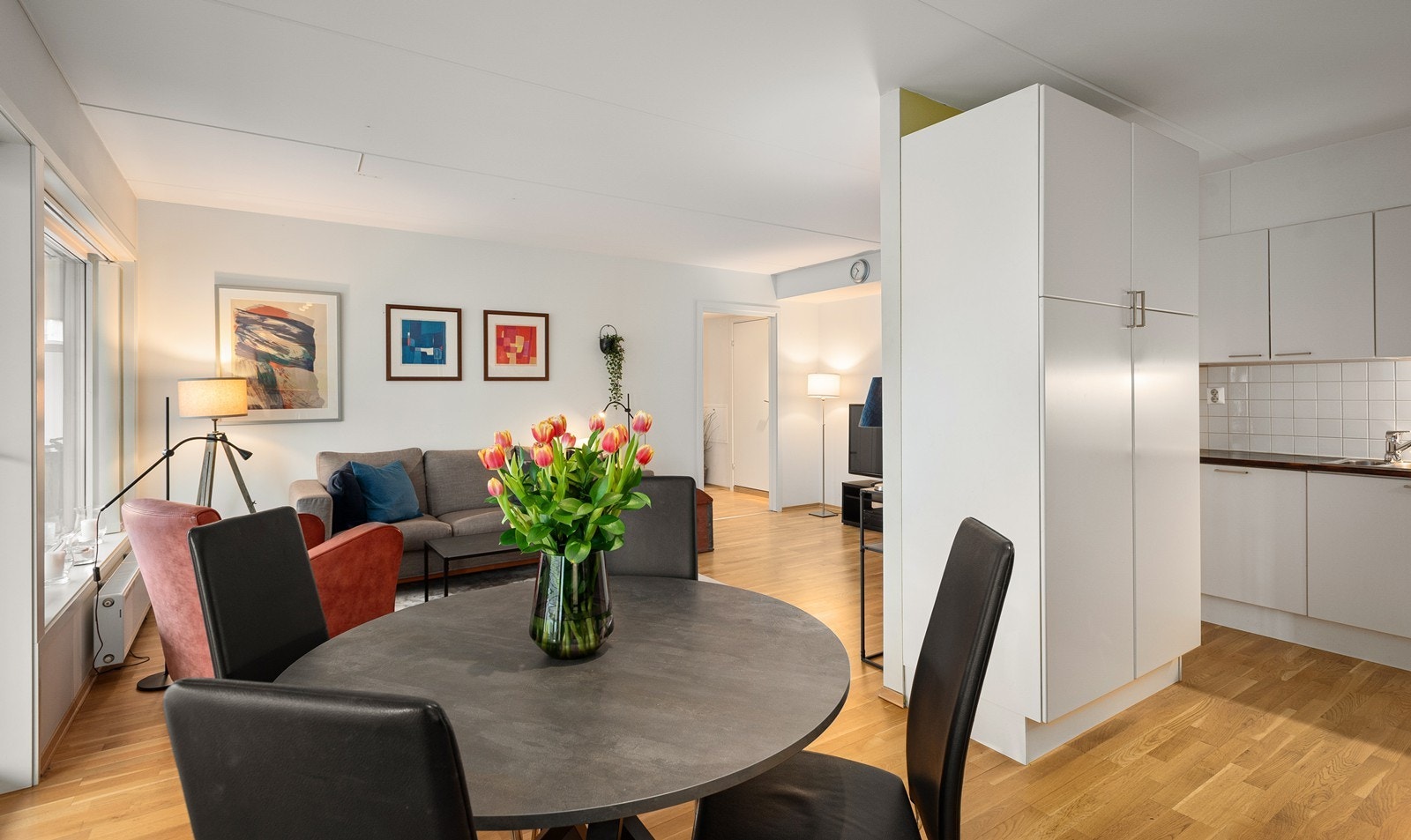 Mellom stue og kjøkken er det god plass til sittegruppe med plass til hele familien Galleribilde