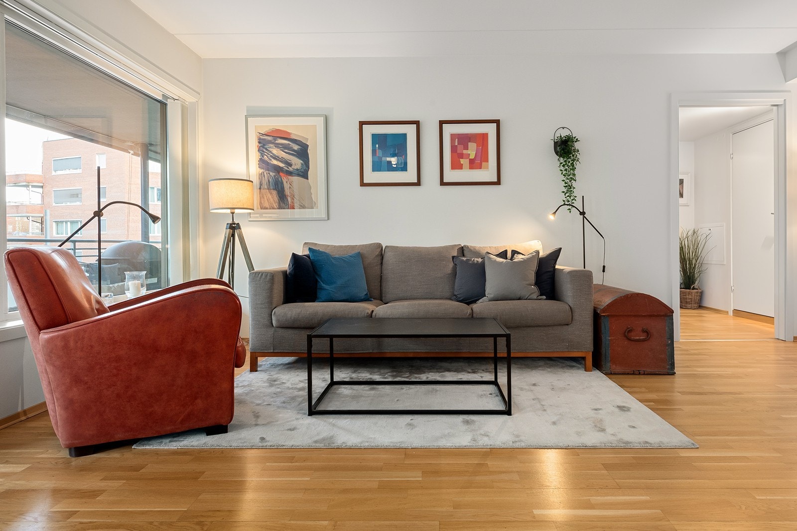 Hyggelig sofakrok med god plass til sofa, stuebord og annet tilhørende møblement Galleribilde