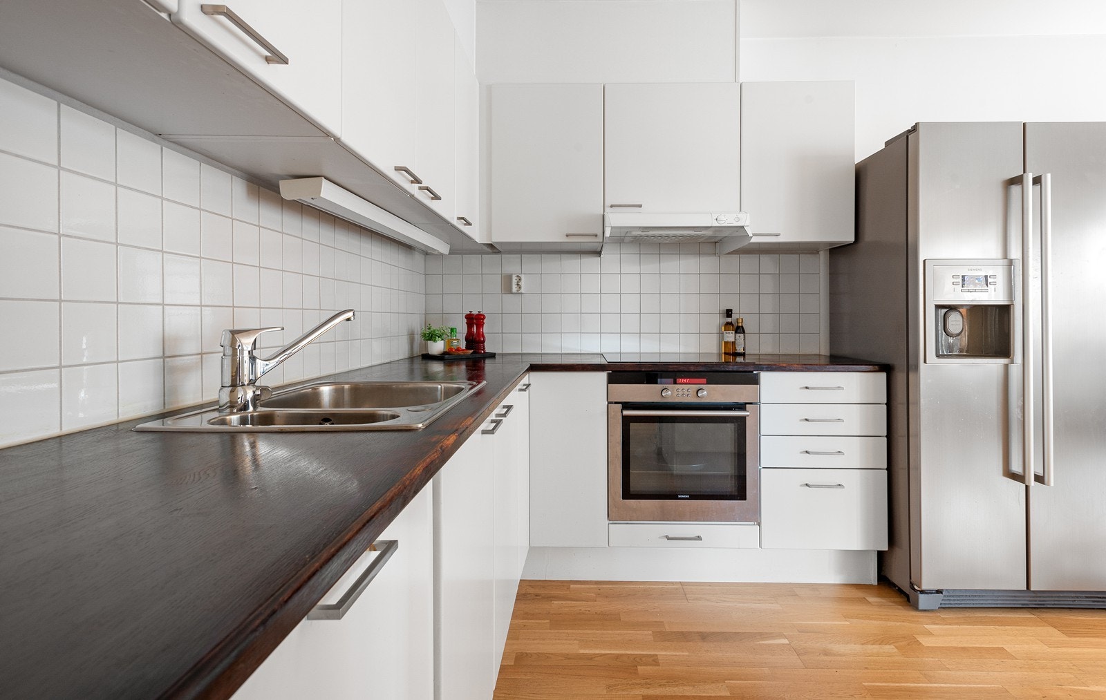 Kjøkkenet er stort og romslig med masse benk- og skap plass Galleribilde