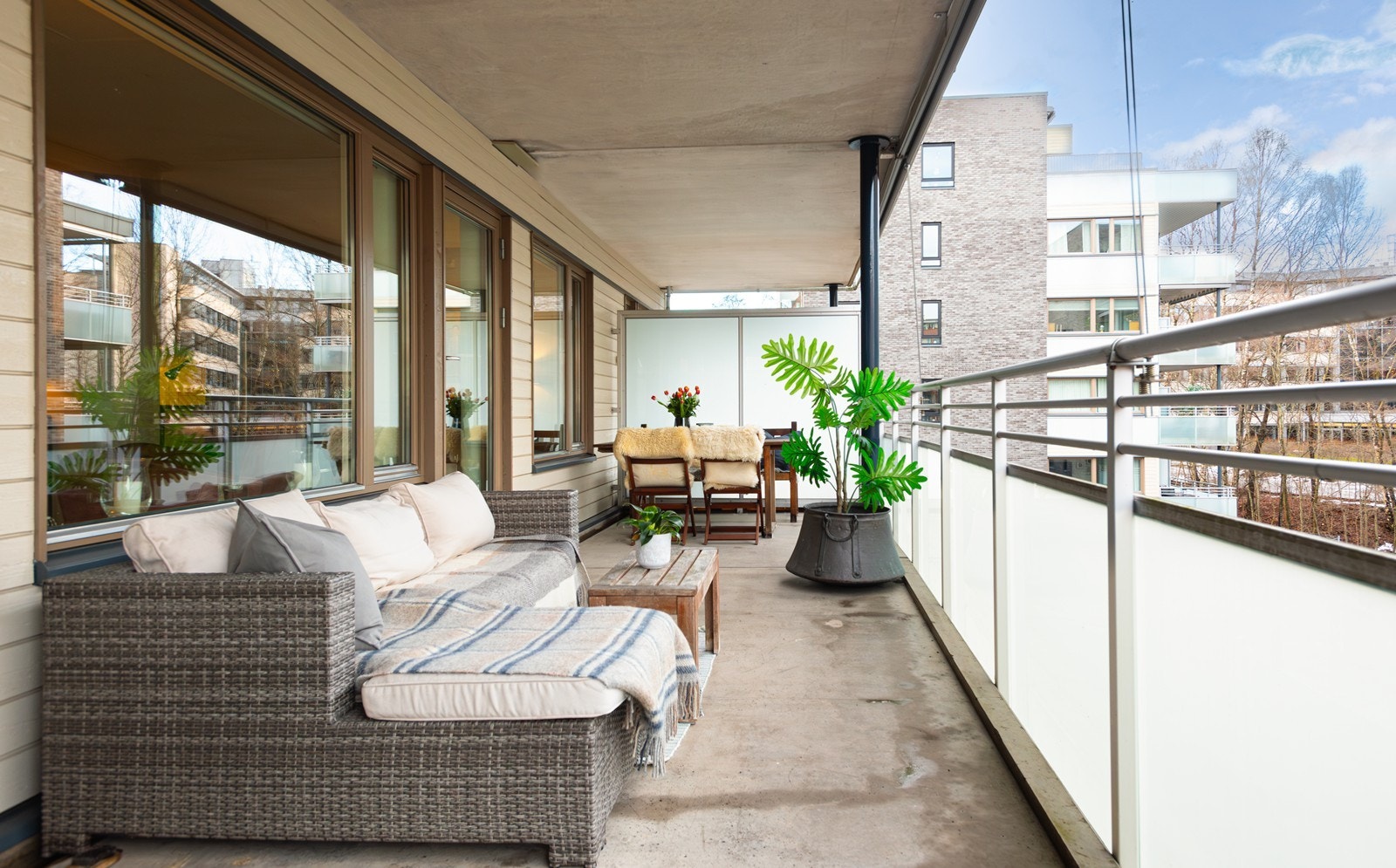 Fra stuen er det utgang til stor balkong på 29 m² Galleribilde