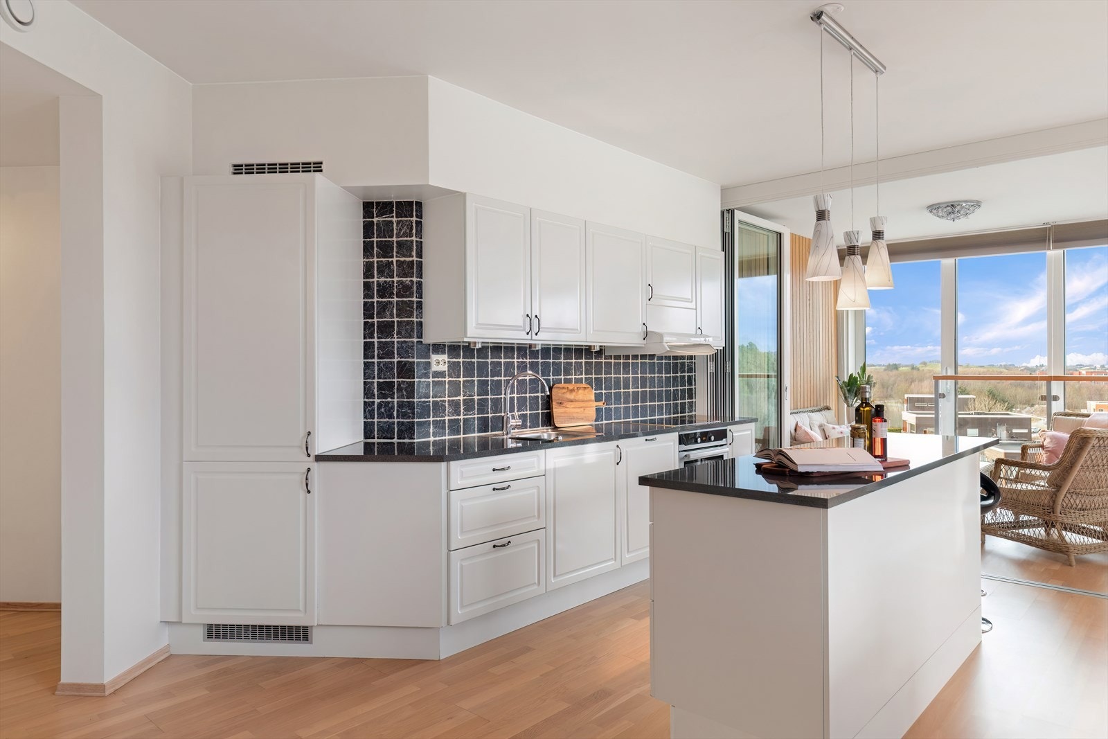 Stue med en praktisk kjøkkenøy Galleribilde