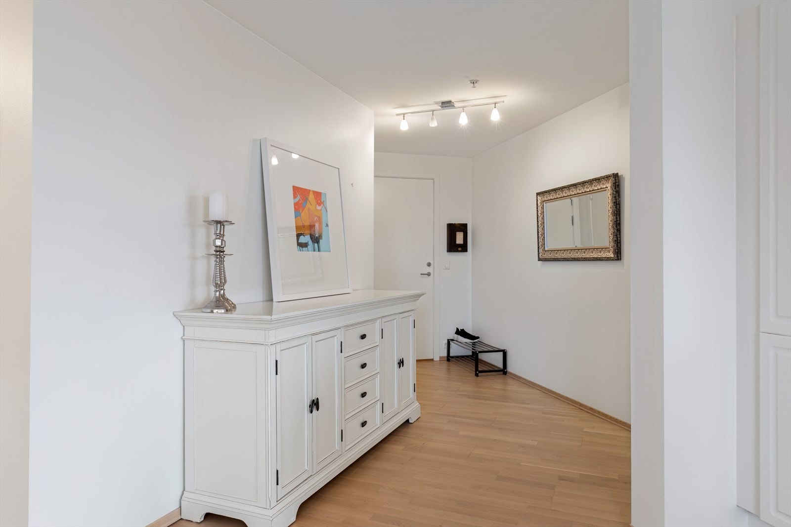 Entre/gang med god plass til sko og yttertøy Galleribilde