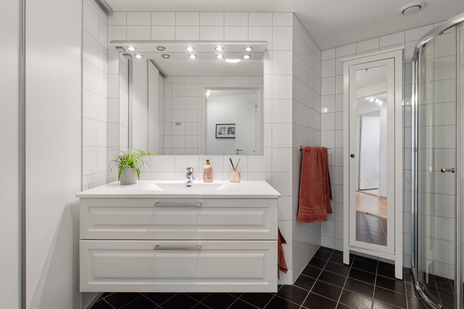 Flislagt bad med varme i gulv Galleribilde