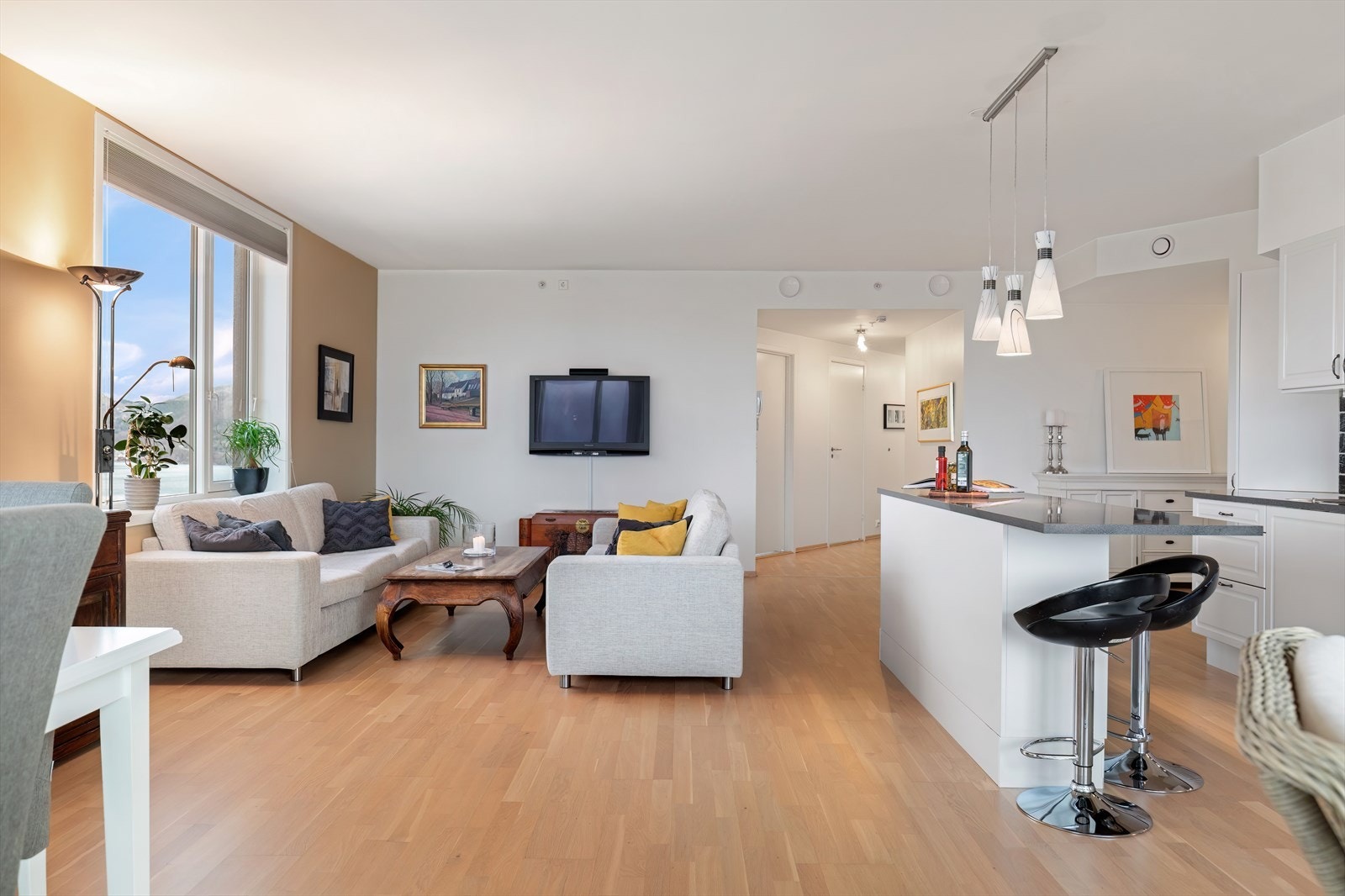 Stue med åpen løsning til kjøkken Galleribilde