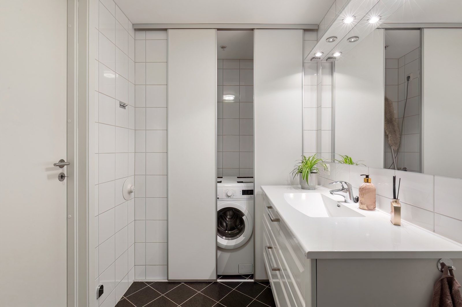 Bad med opplegg til vaskemaskin Galleribilde