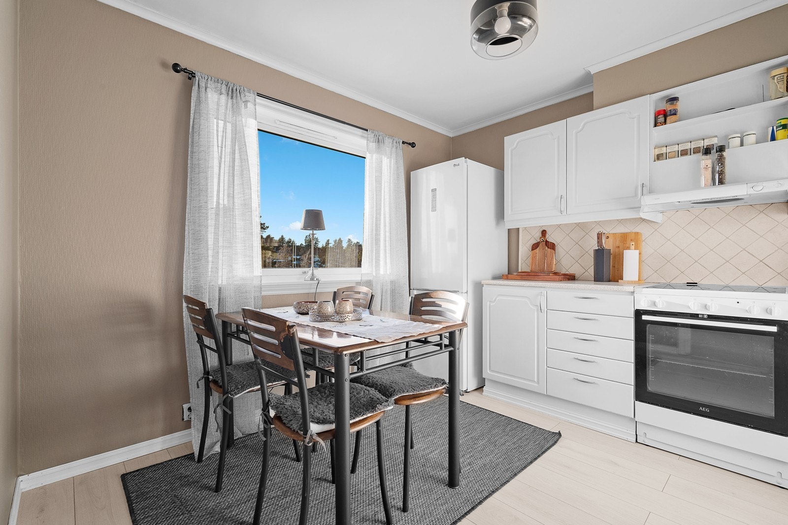 Stort kjøkken med plass til spisegruppe ved vinduet Galleribilde