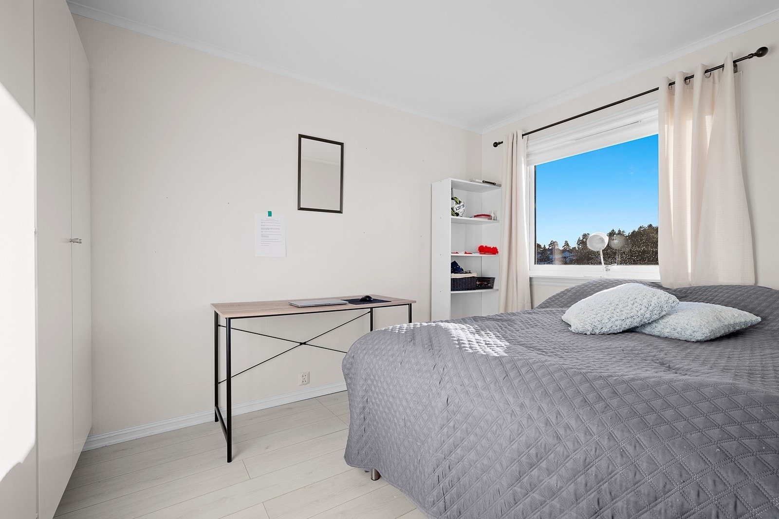 Stort soverom med medfølgende garderobeskap Galleribilde