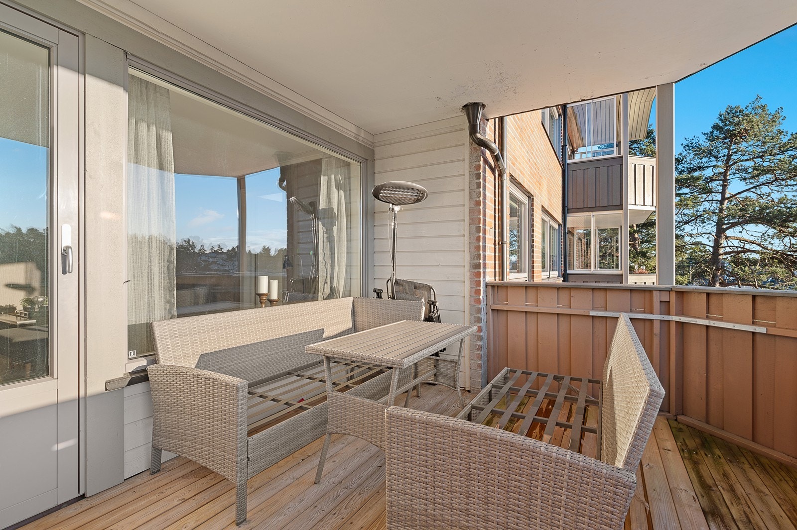 Her sitter man skjermet for vær og innsyn Galleribilde