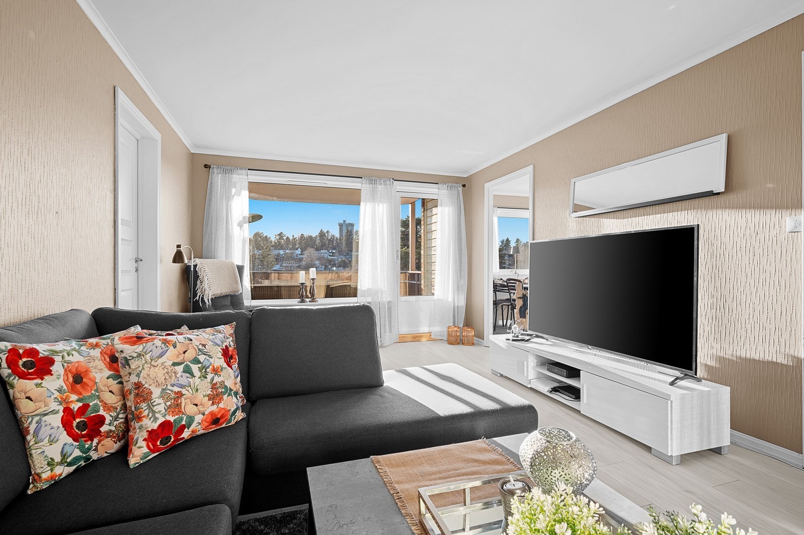 Store vindusflater mot vest i stuen slipper inn mye naturlig lys Galleribilde