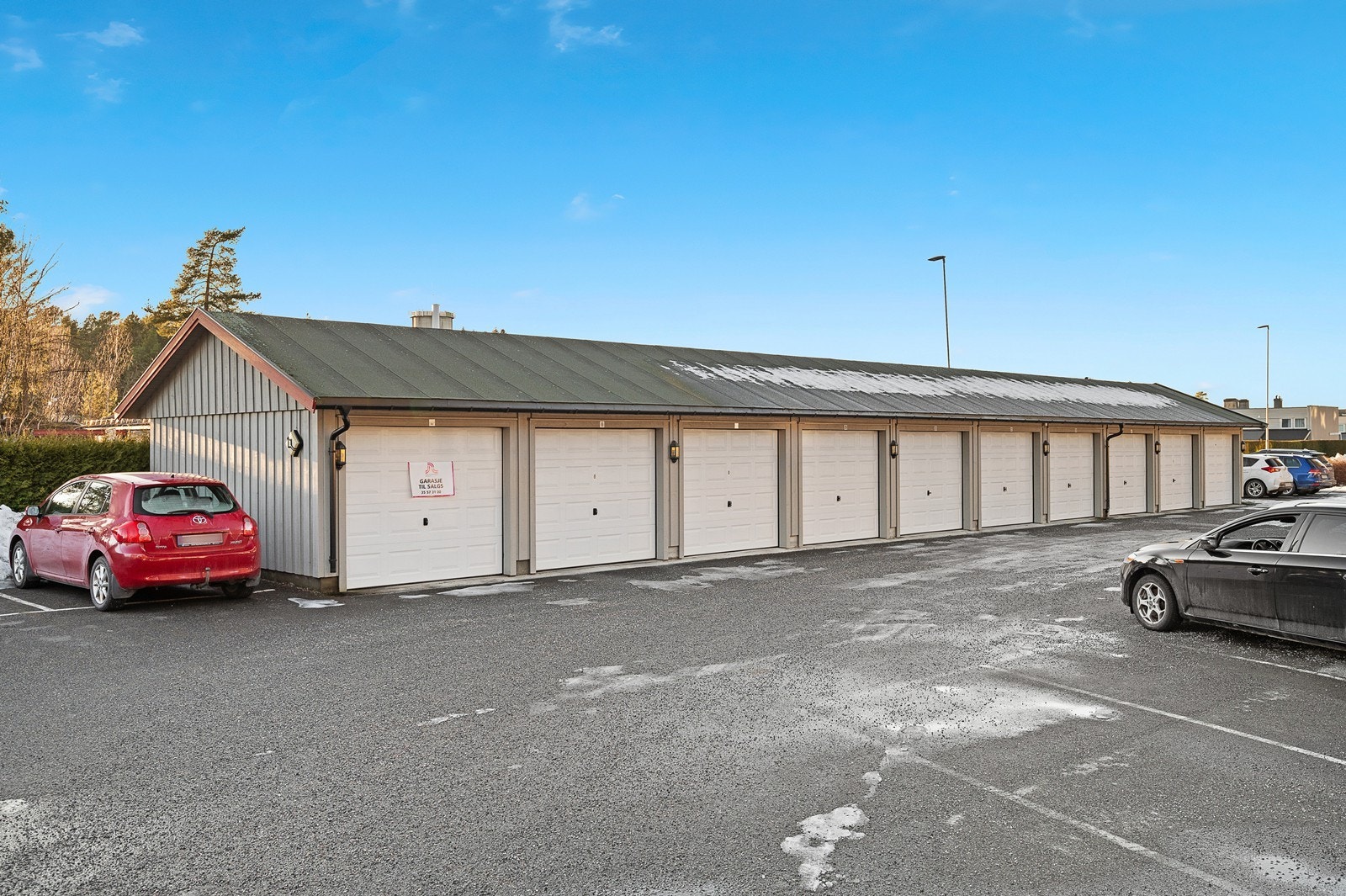 Borettslaget har godt med parkeringsplass - og det er etablert elbillading Galleribilde