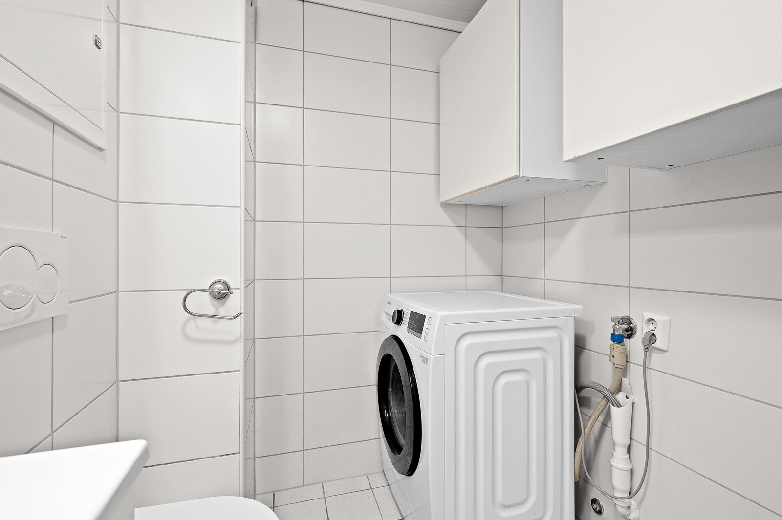 Opplegg til vaskemaskin, samt ekstra veggskap på badet Galleribilde