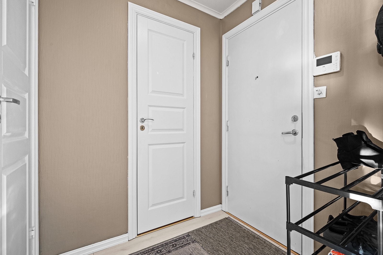 Entré med tilknyttet innvendig bod (rett frem) - Borettslaget har montert videoporttelefon slik at du ser hvem som ringer på Galleribilde