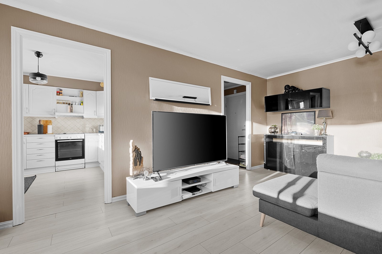 Leiligheten har pene overflater og en god planløsning Galleribilde