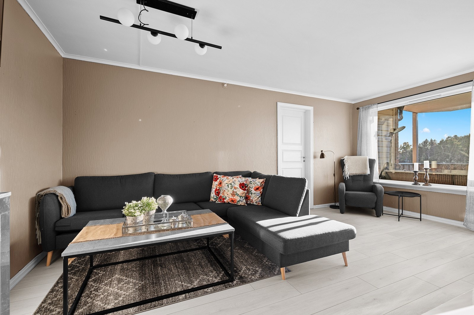 Attraktiv og romslig 2-roms leilighet med solrik, overbygget balkong Galleribilde