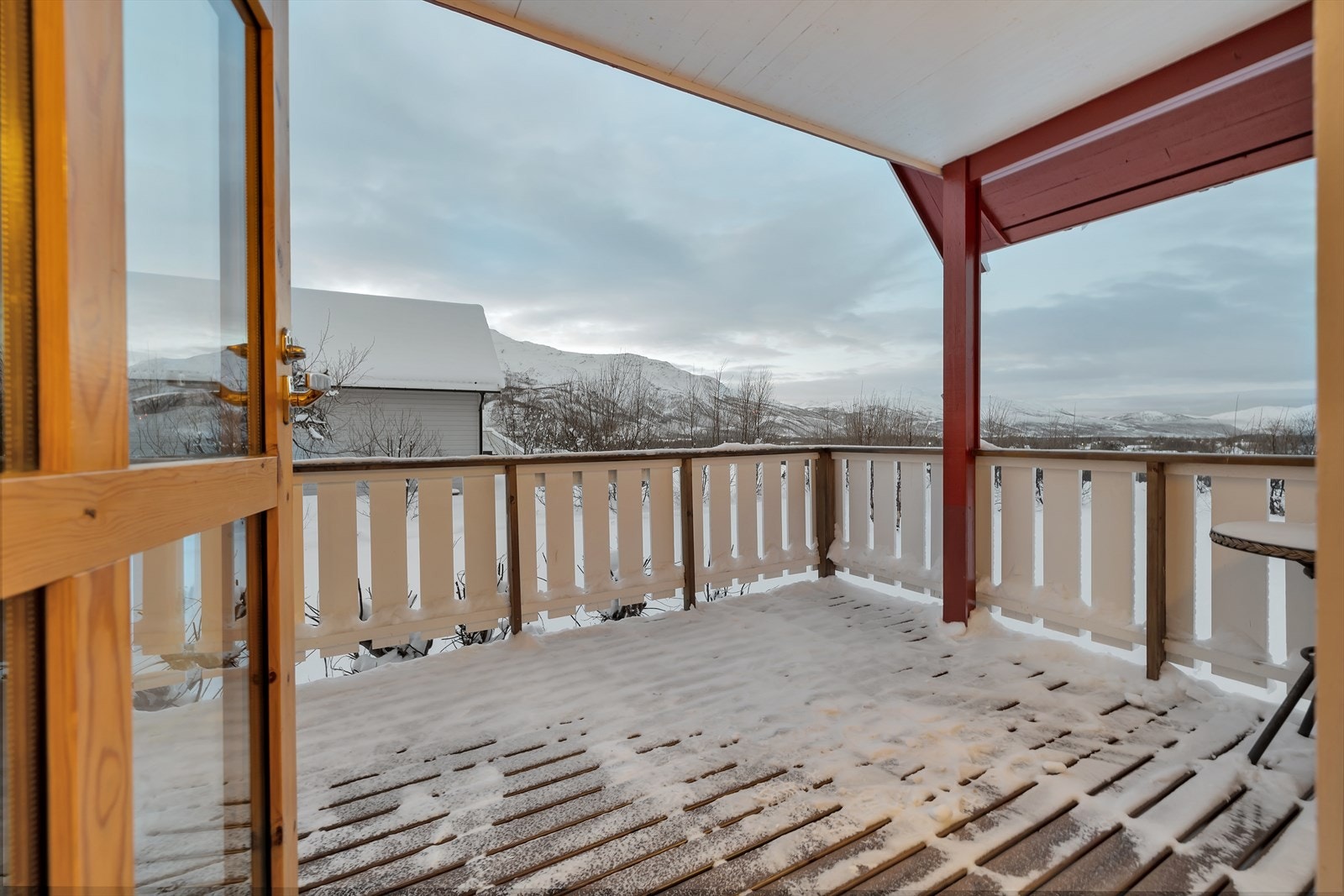 Flott balkong / terrasse med utgang fra stue. Meget god solgang fra vest og nord. Galleribilde
