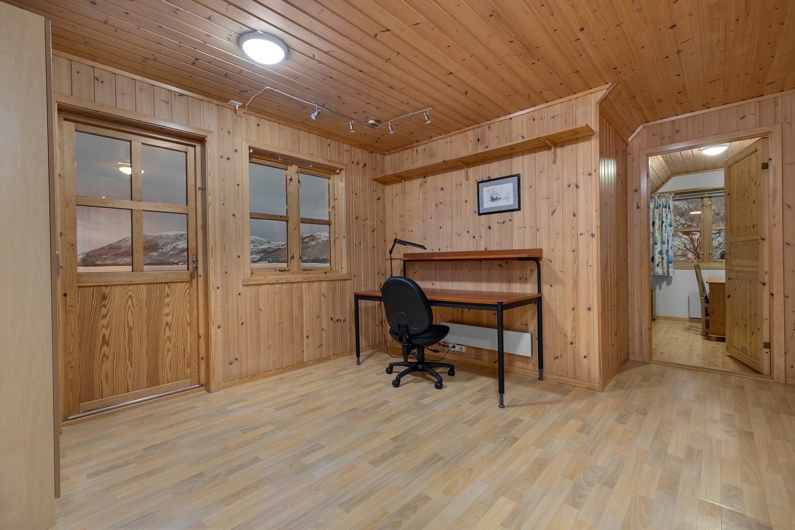 Loftstue med fantastisk utsikt og utgang til en liten balkong. Galleribilde