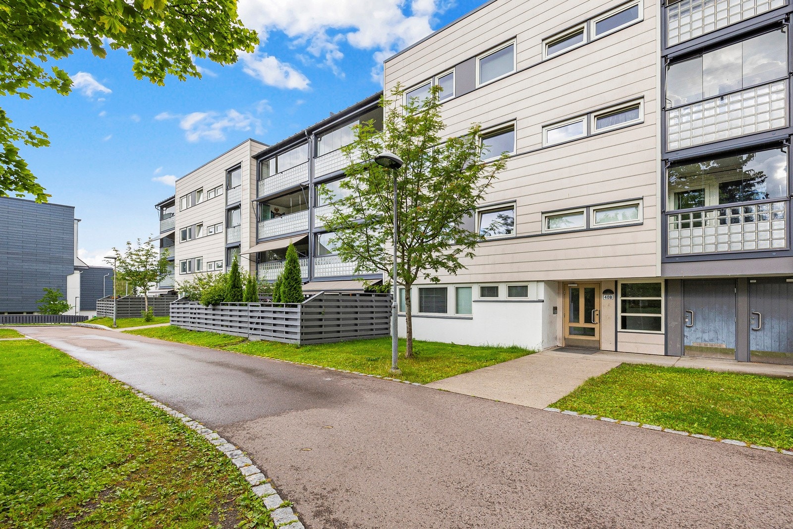 Kledningen på blokka ble skiftet i 2023, og året etter ble det lagt nytt tak og dreneringssystem Galleribilde