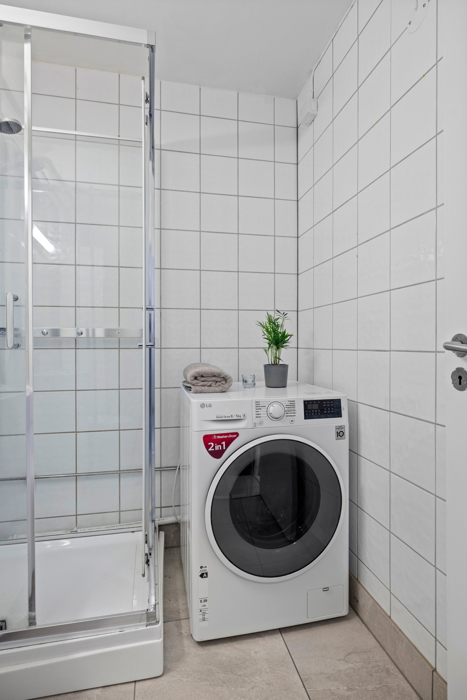 Opplegg for vaskemaskin er etablert, og badet har toalett, dusjkabinett og varmekabler Galleribilde