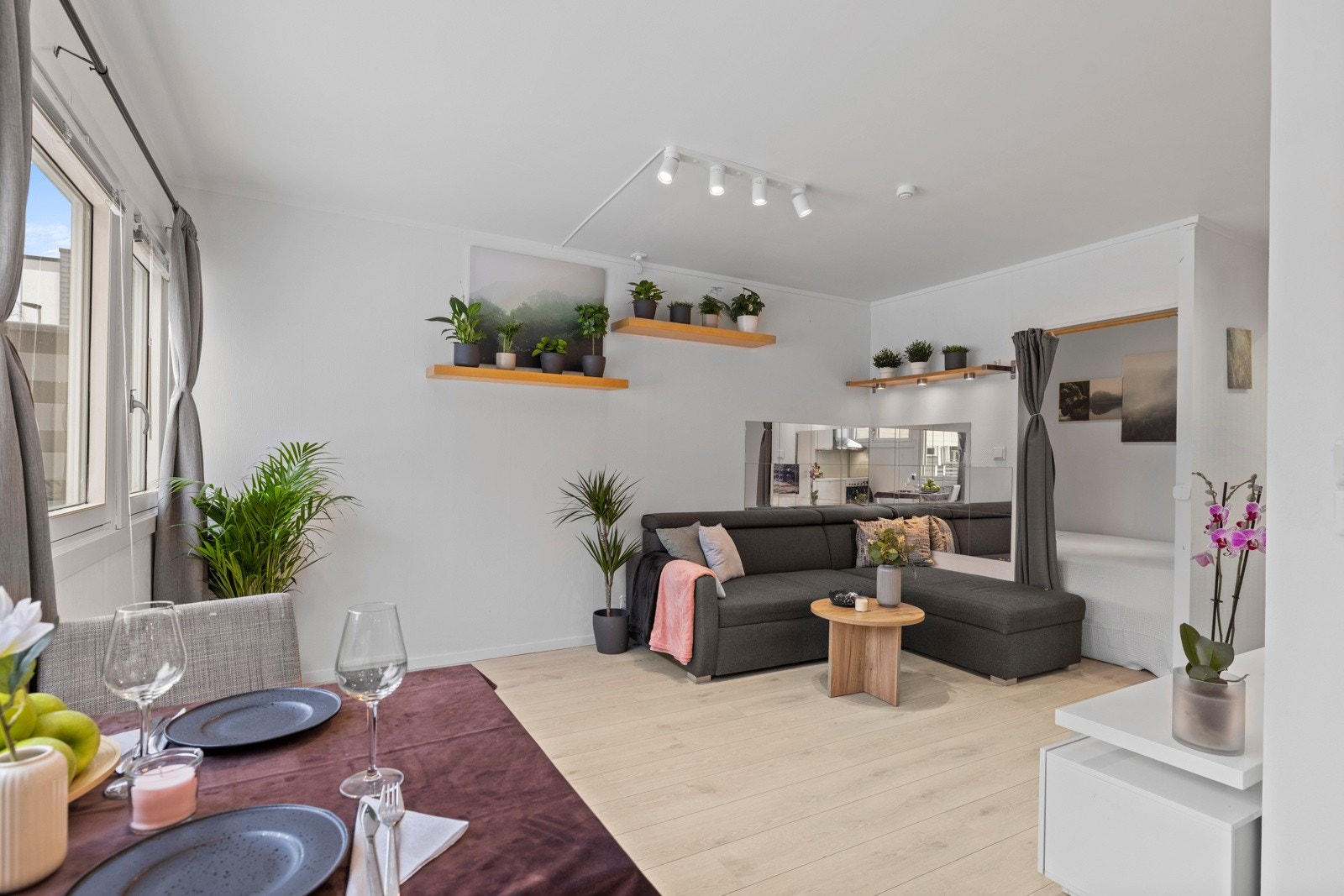 De nøytrale fargevalgene gjør det enkelt å sette sitt eget preg på interiøret, og i tillegg til stor sofagruppe har stuen rom for en hyggelig, liten spiseplass utenfor kjøkkenet Galleribilde