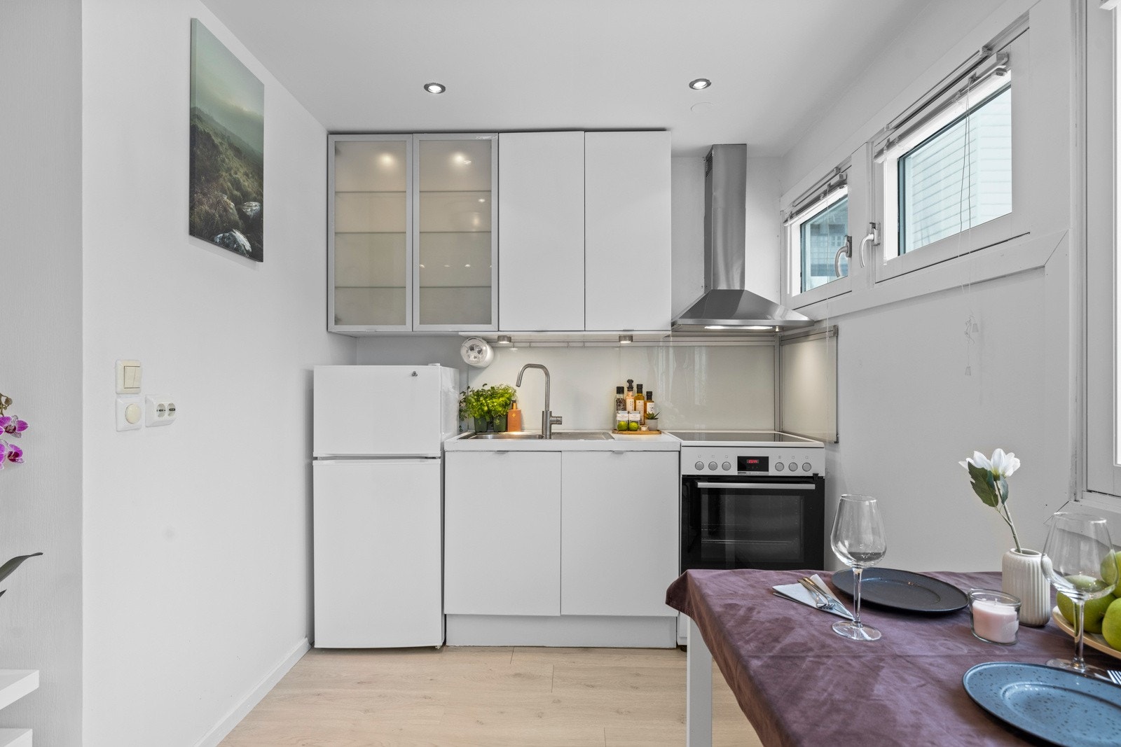 Plassen i stuen er godt utnyttet med en liten kjøkkenkrok i hjørnet Galleribilde