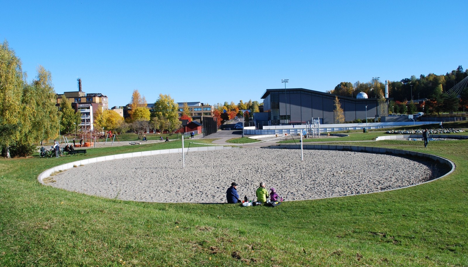 I Furuset aktivitetspark er det blant annet klatrenett, styrkeapparater, liten kunstgressbane, sandvolleyballbane Galleribilde
