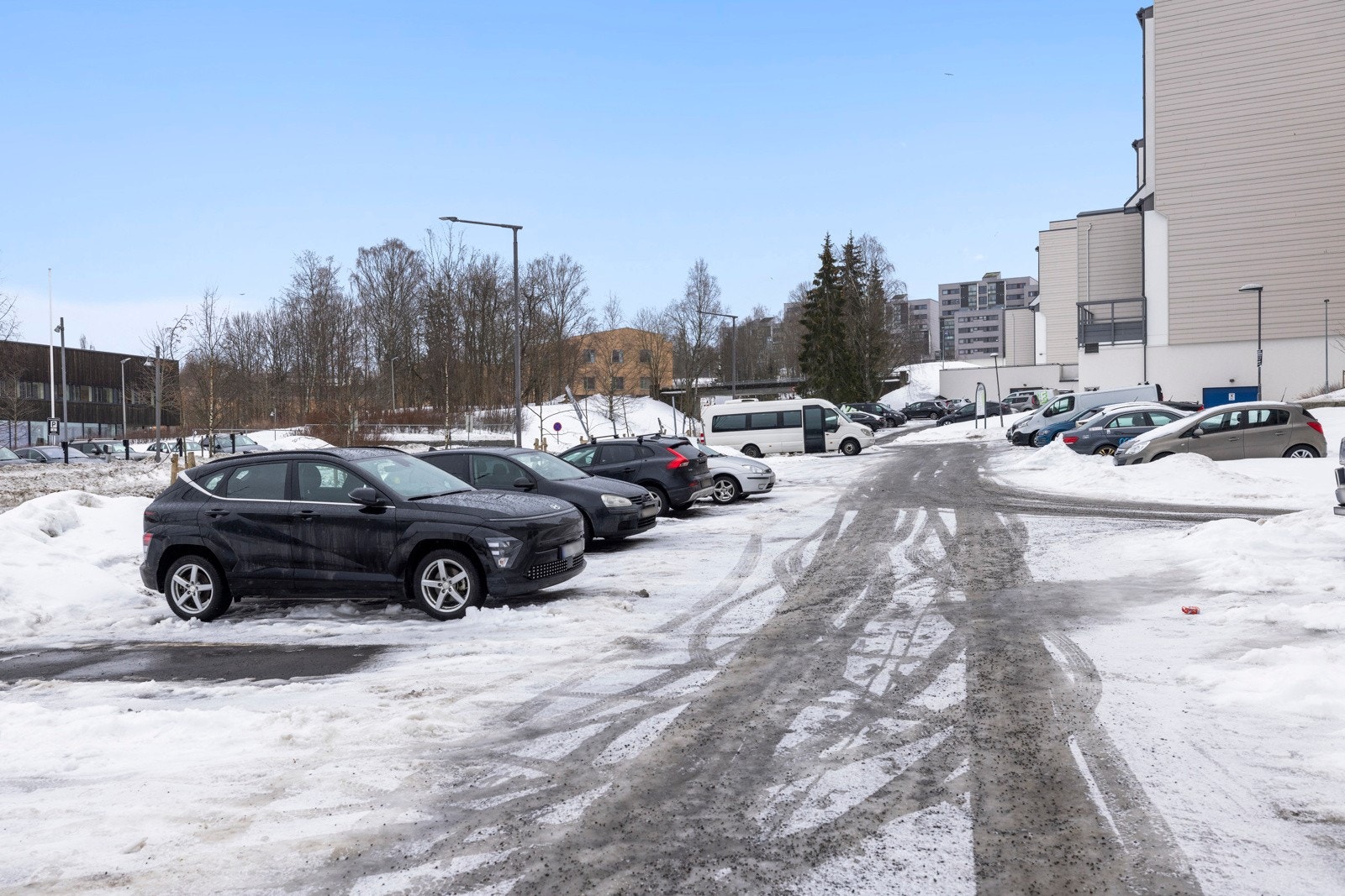 Borettslaget har felles parkeringsplasser, hvor enkelte er utstyrt med ladestasjoner for elbiler Galleribilde