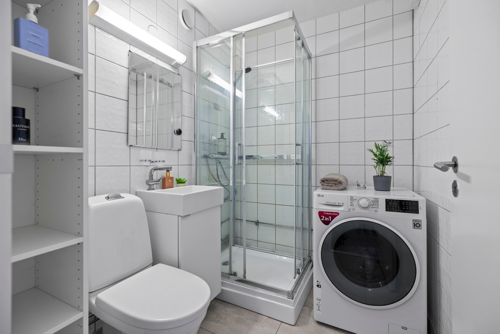 Badet ble oppgradert i 2017, og har et delikat uttrykk med hvite veggfliser og store, lysegrå fliser på gulvet Galleribilde