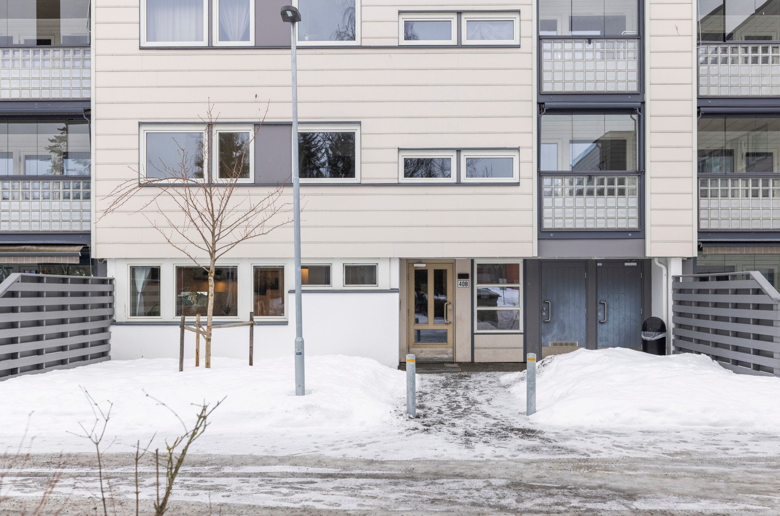 Plasseringen til blokka er åpen og luftig med mye grønt på sommerstid Galleribilde