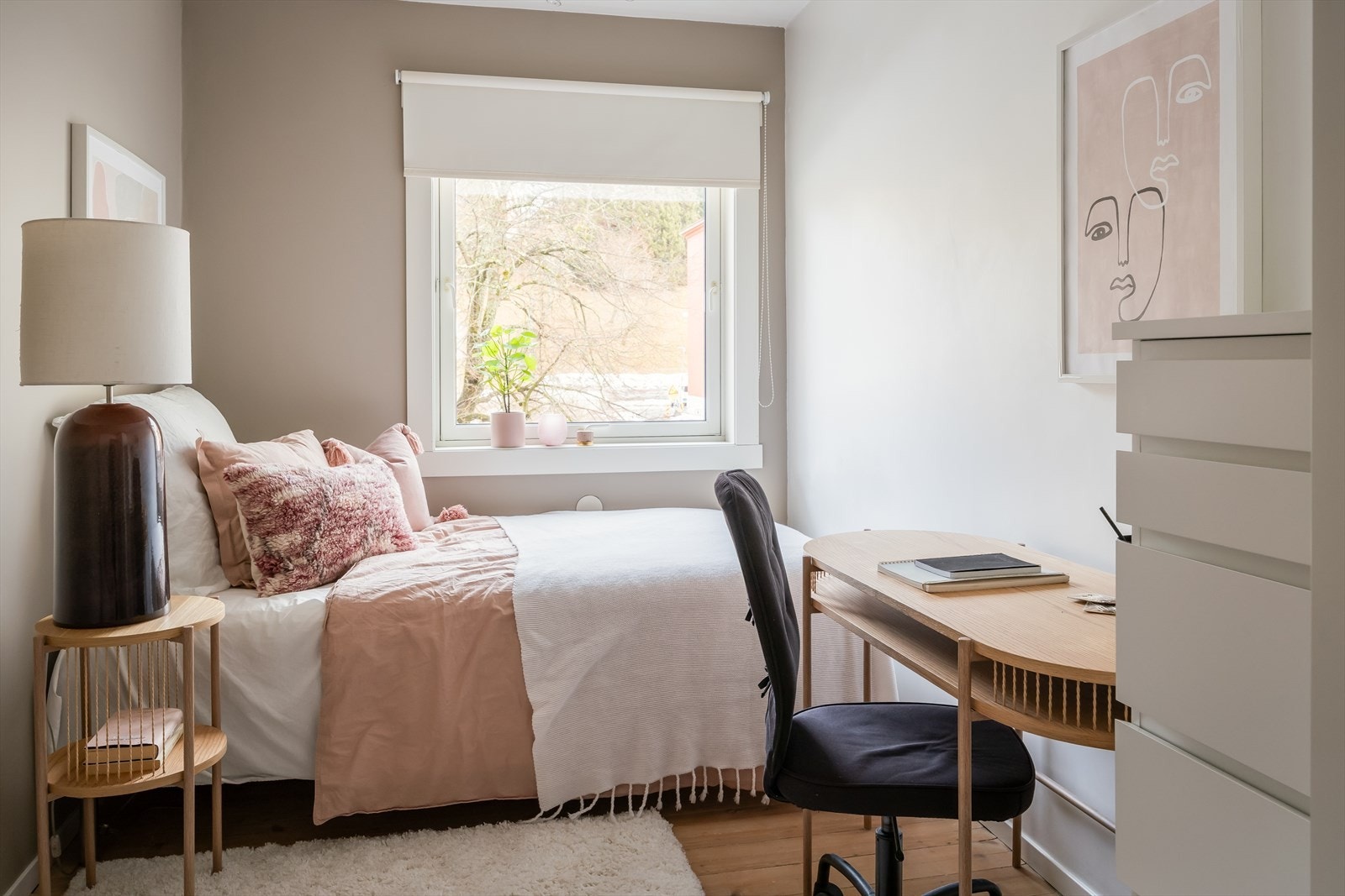 Det andre soverommet har en størrelse på 9,5 m² og vender ut mot Høyskoleparken og enveiskjørt gate. Galleribilde