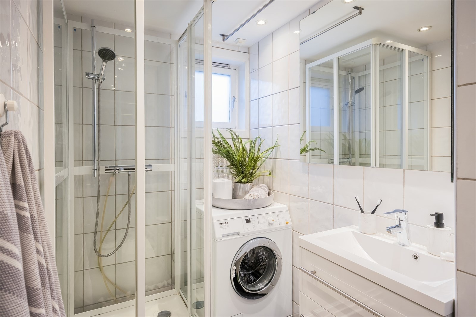 Flislagt bad på 3,8 m² med vesentlige oppgraderinger fra 2014 som blant annet nye varmekabler, nytt sluk og nytt gulvbelegg. Dusjbatteriet ble skiftet i 2024. Galleribilde